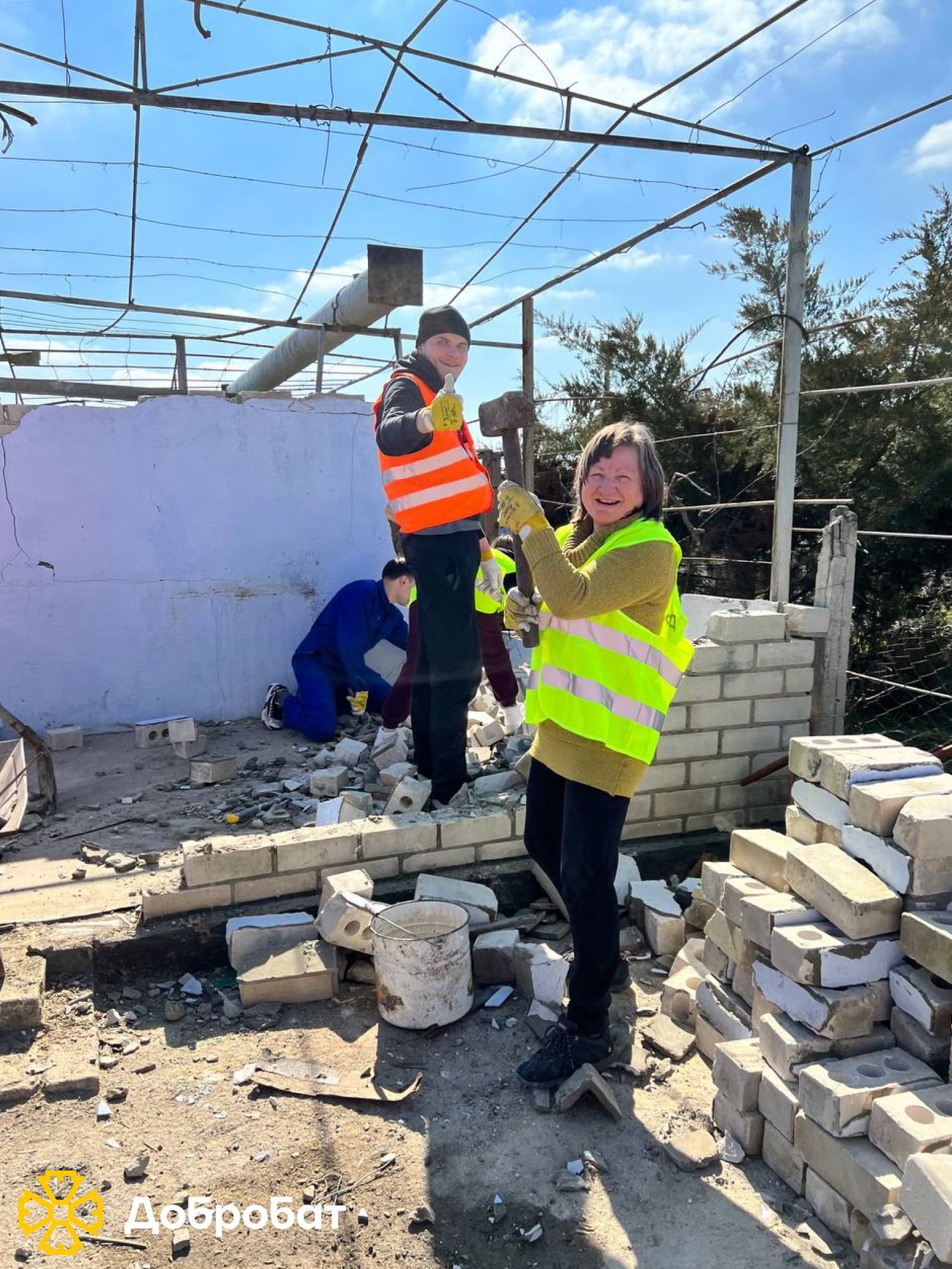 29 trips in six days and more than 300 volunteers at the locations: reporting on the past week