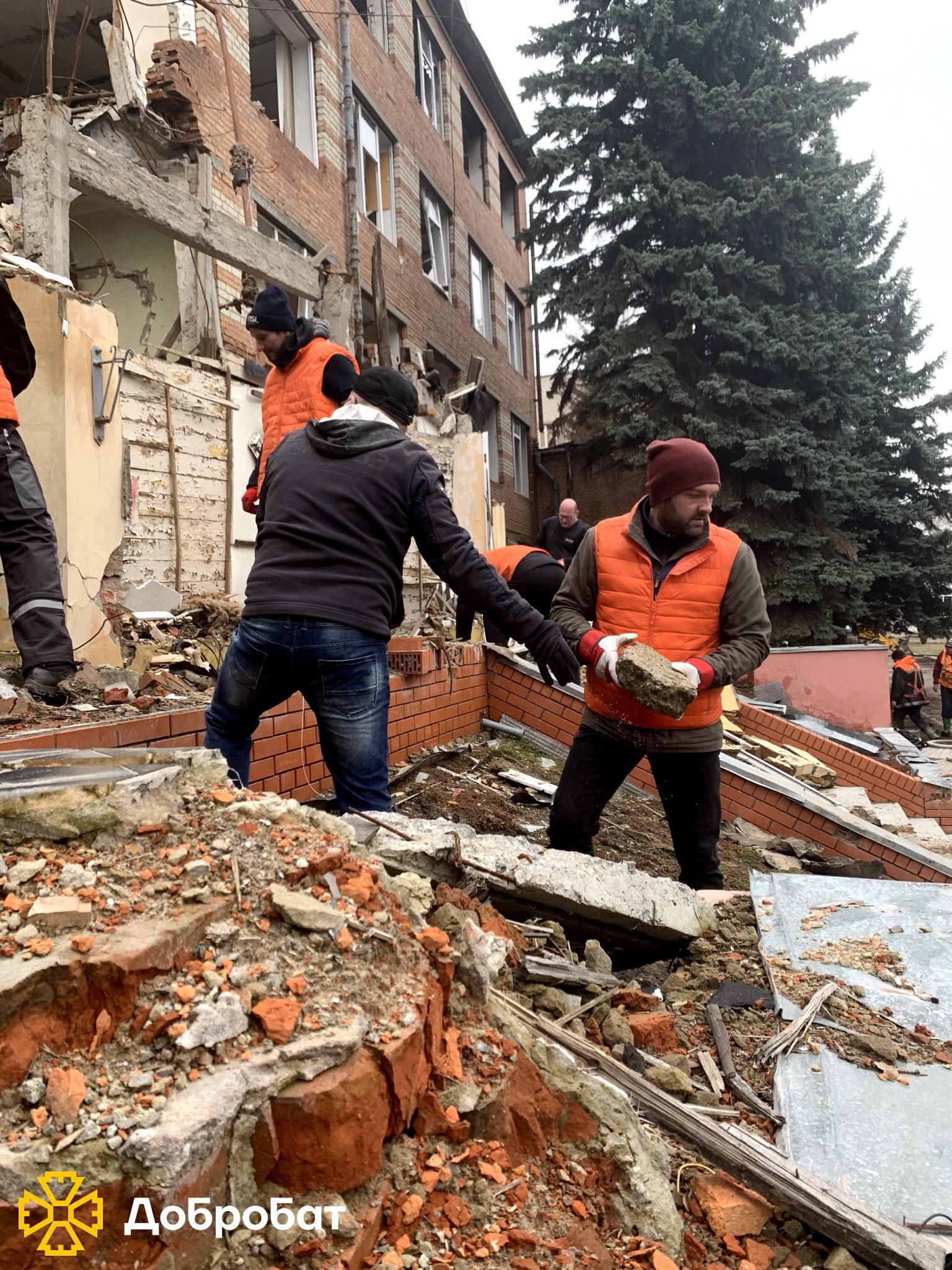 29 trips in six days and more than 300 volunteers at the locations: reporting on the past week