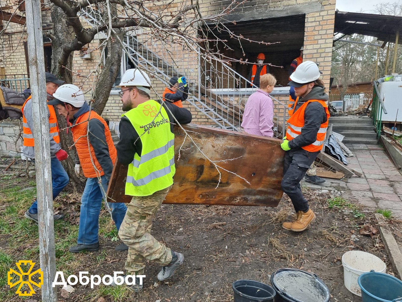 29 trips in six days and more than 300 volunteers at the locations: reporting on the past week