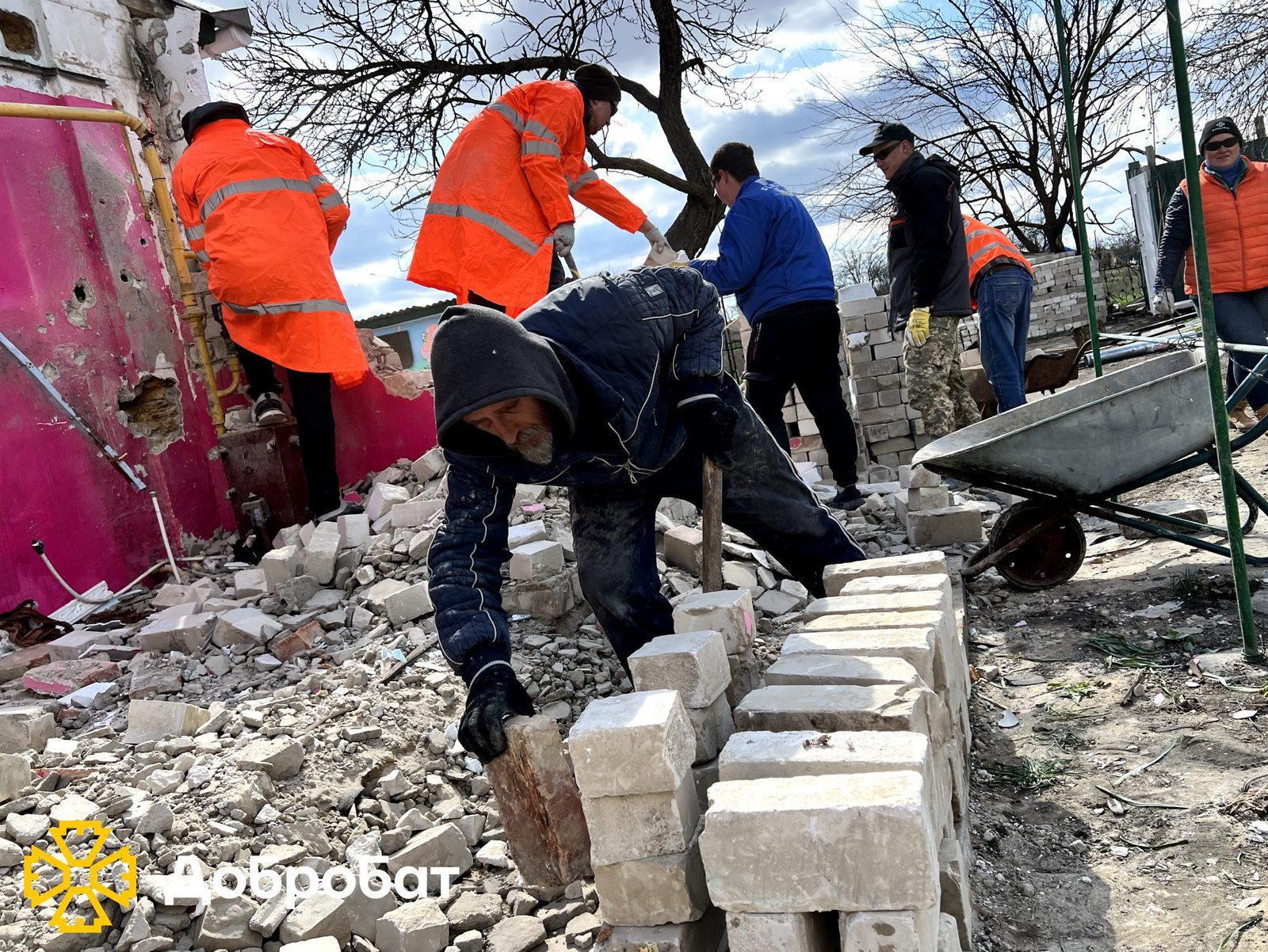 We removed the rubble and repaired houses, a water tower, an art school, and a youth sports school: Dobrobat reports on a week of reconstruction