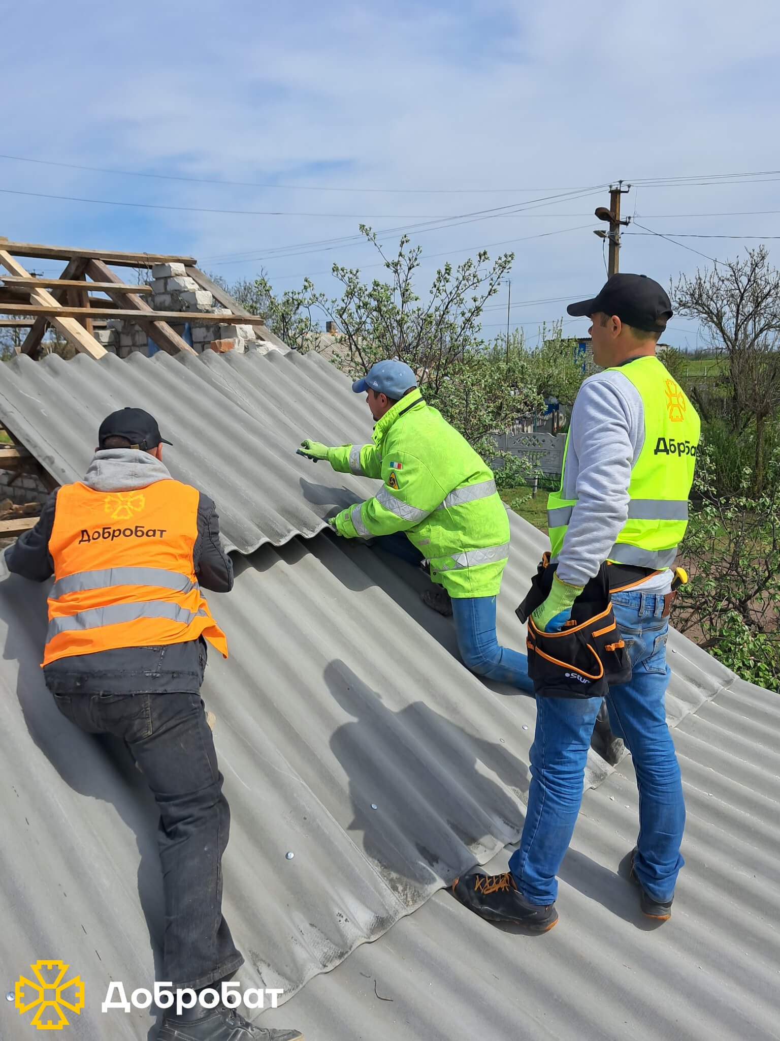 Близько 200 волонтерів впроваджували нагальне відновлення в шести регіонах країни: «Добробат» звітує про тиждень відбудови