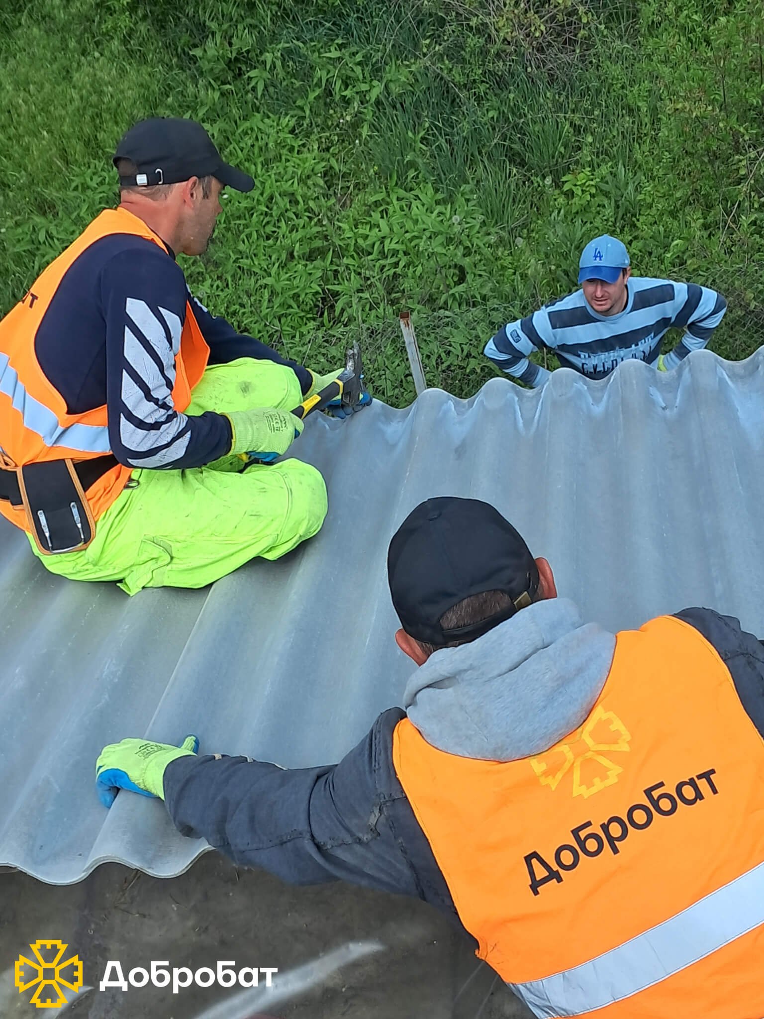 Розчищали завали, ладнали покрівлі та відбудовували нові стіни домівок: про тиждень відбудови в «Добробаті»