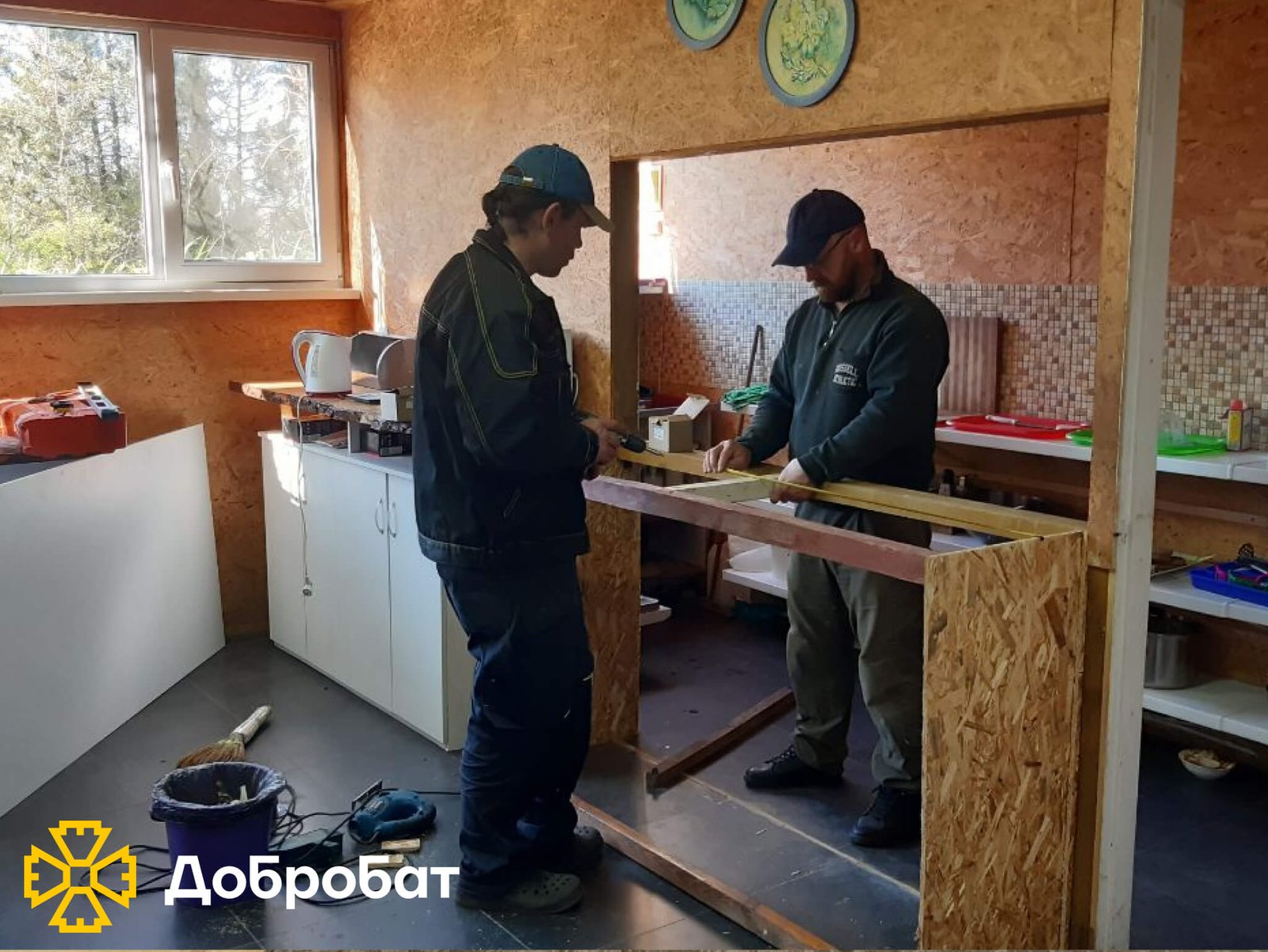 Розчищали завали, ладнали покрівлі та відбудовували нові стіни домівок: про тиждень відбудови в «Добробаті»