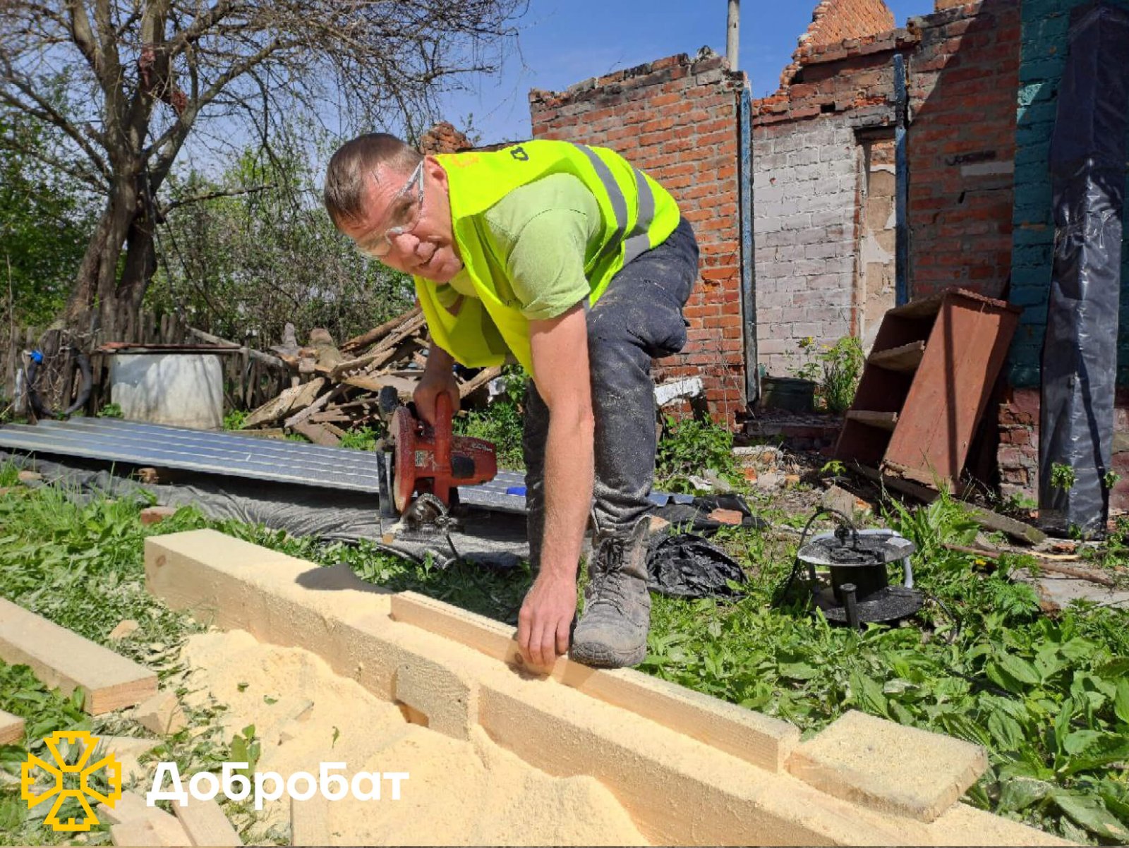 Розчищали завали, ладнали покрівлі та відбудовували нові стіни домівок: про тиждень відбудови в «Добробаті»