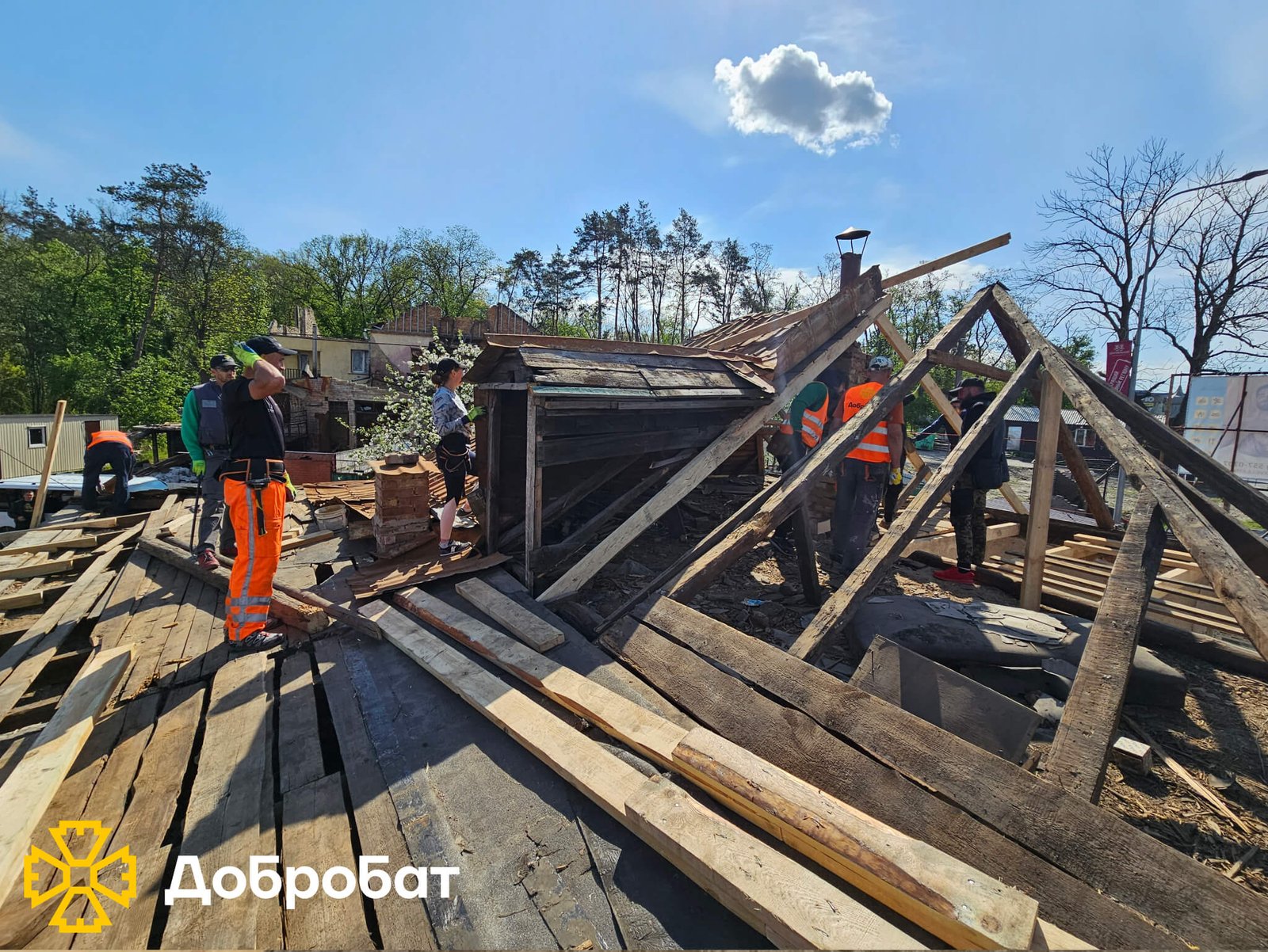 Розчищали завали, ладнали покрівлі та відбудовували нові стіни домівок: про тиждень відбудови в «Добробаті»