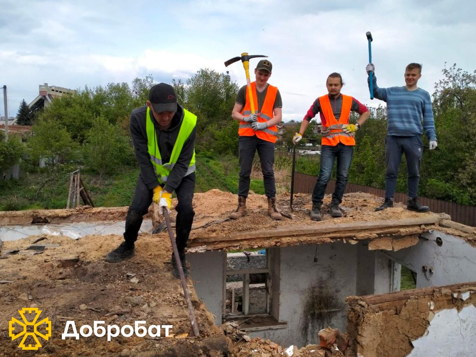 Розчищали завали, ладнали покрівлі та відбудовували нові стіни домівок: про тиждень відбудови в «Добробаті»