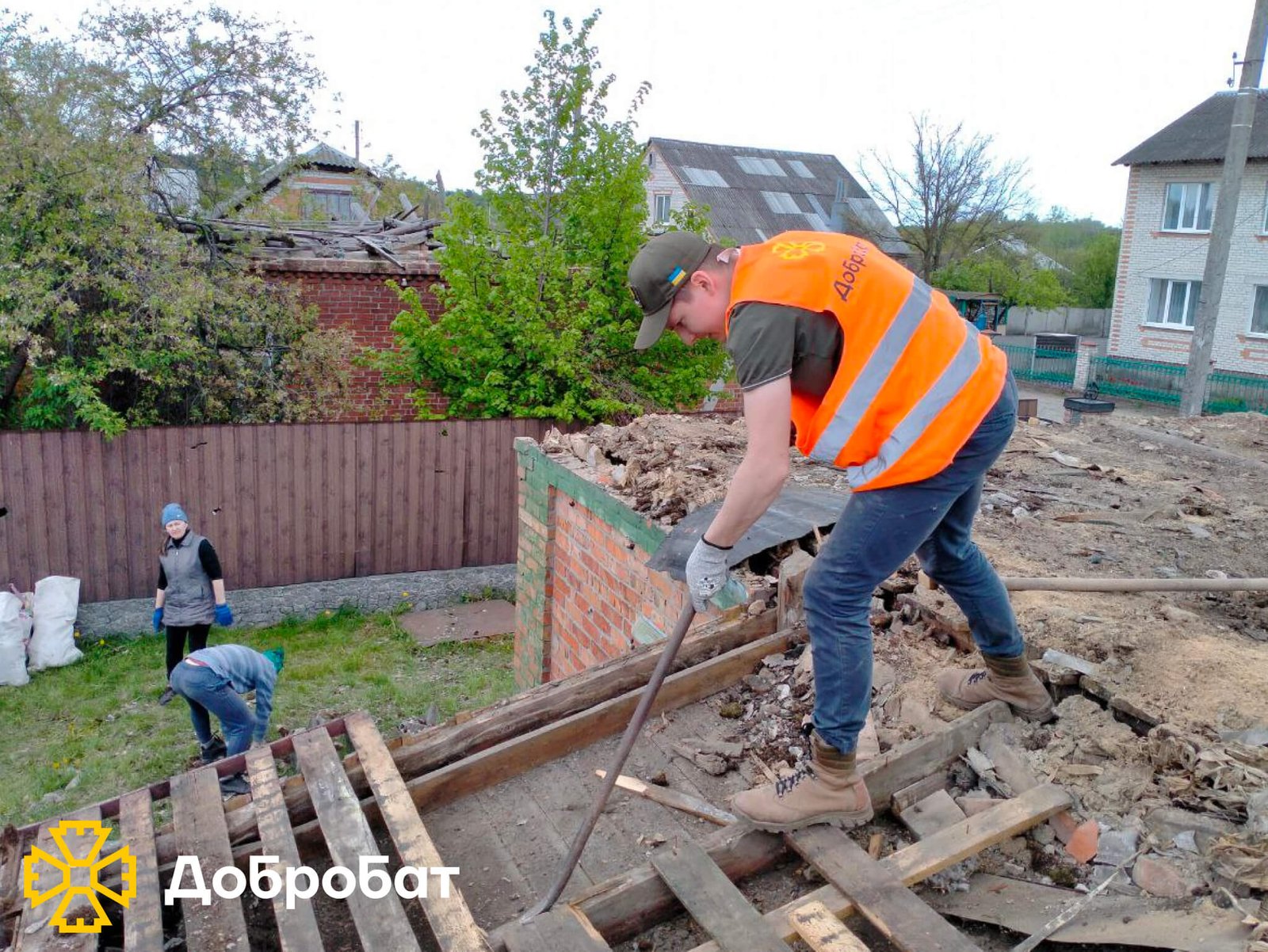 Розчищали завали, ладнали покрівлі та відбудовували нові стіни домівок: про тиждень відбудови в «Добробаті»