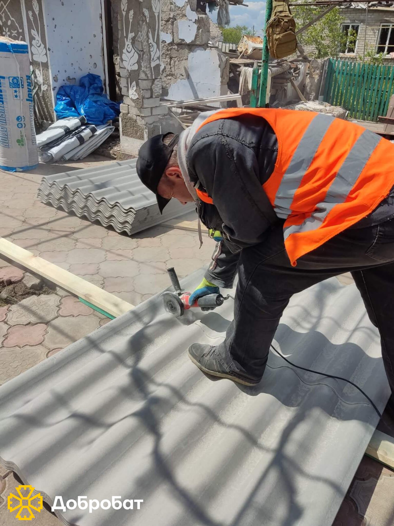 Розчищали завали, ладнали покрівлі та відбудовували нові стіни домівок: про тиждень відбудови в «Добробаті»