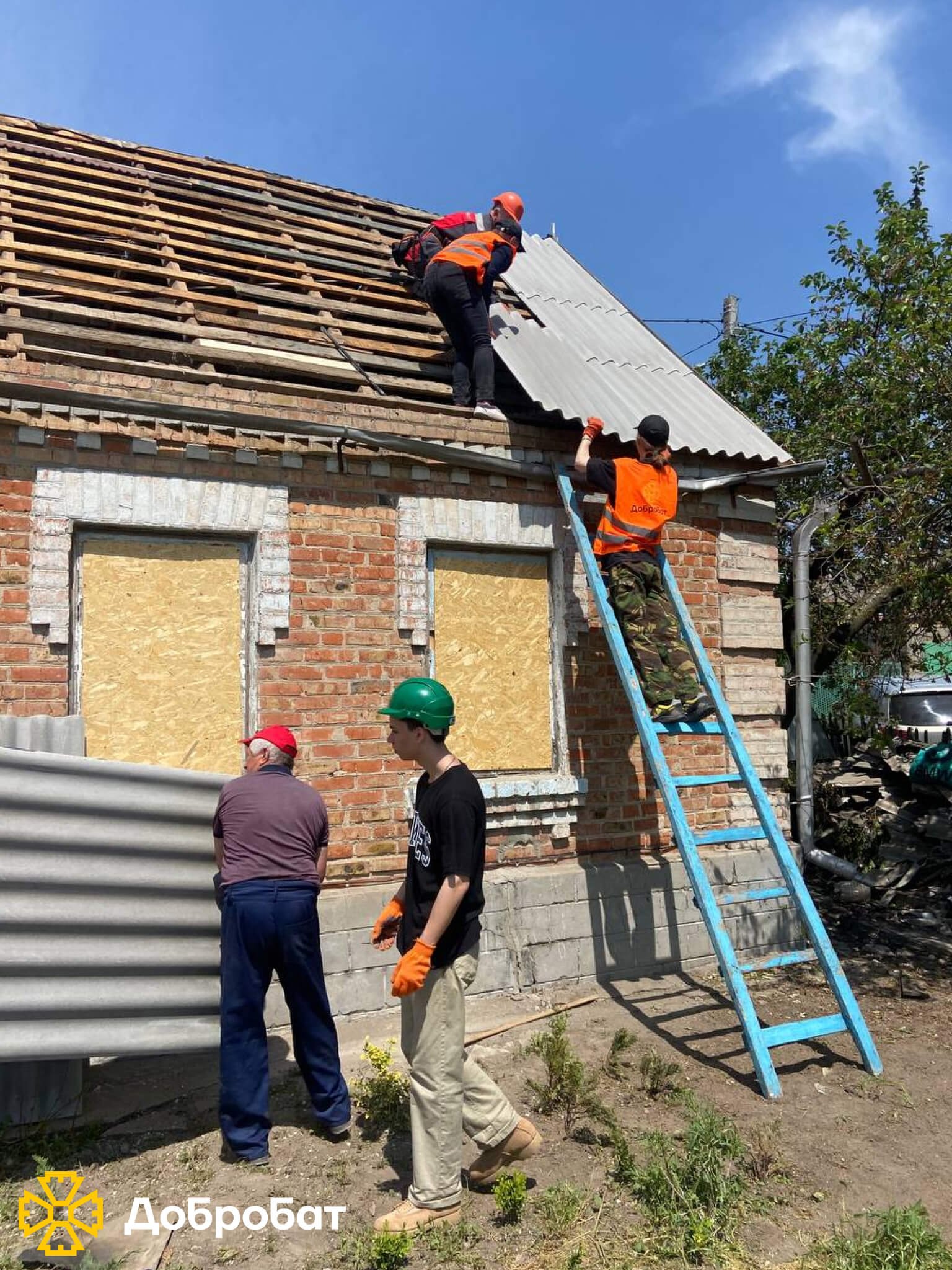 Відновлювали домівки та дитячо-юнацький клуб, розчищали руйнування й розпочали відбудову Хортицької академії: звітуємо за тиждень, що минув