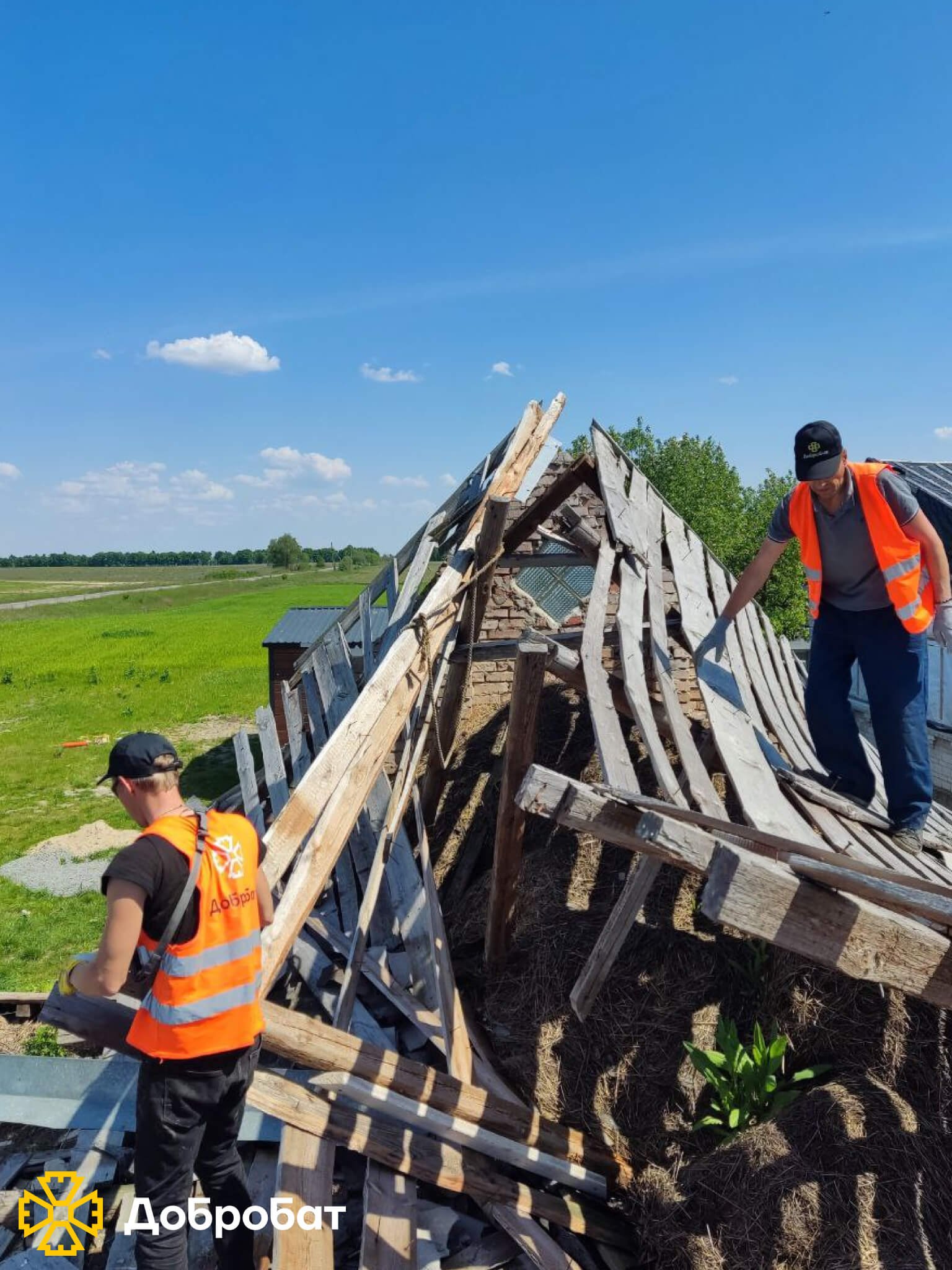 Відновлювали домівки та дитячо-юнацький клуб, розчищали руйнування й розпочали відбудову Хортицької академії: звітуємо за тиждень, що минув