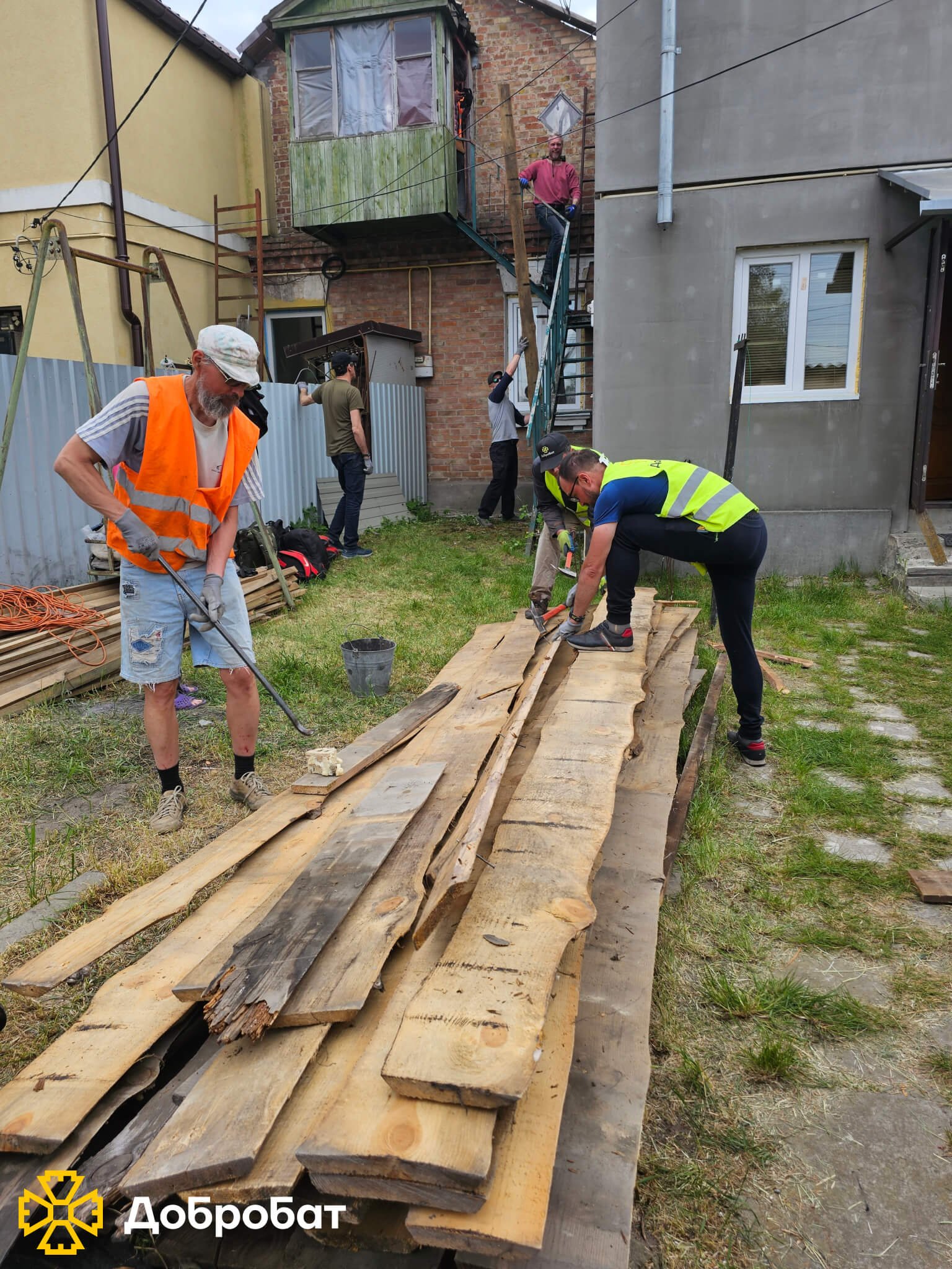Відновлювали домівки та дитячо-юнацький клуб, розчищали руйнування й розпочали відбудову Хортицької академії: звітуємо за тиждень, що минув