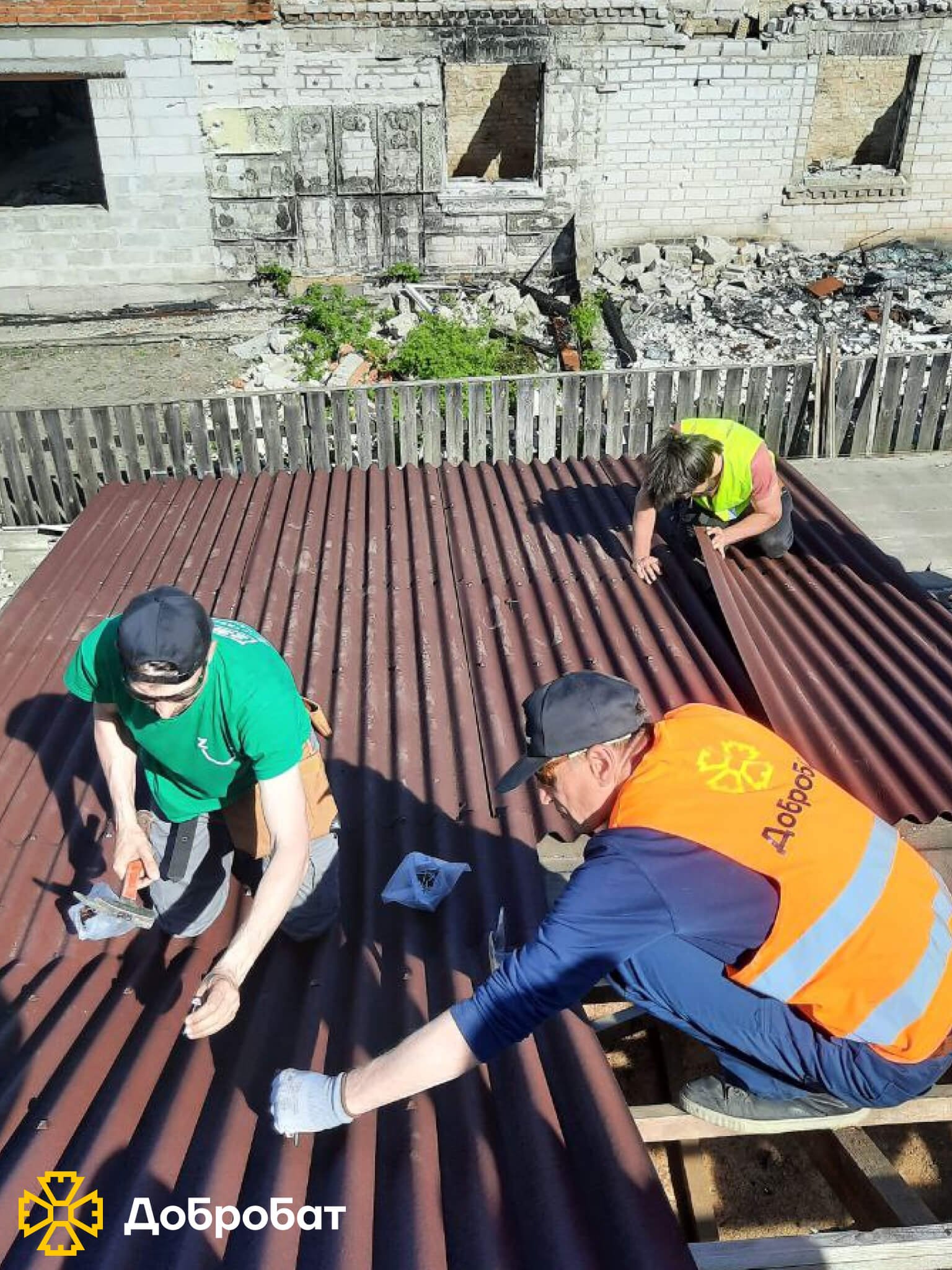 Близько 200 волонтерів впроваджували нагальне відновлення в шести регіонах країни: «Добробат» звітує про тиждень відбудови