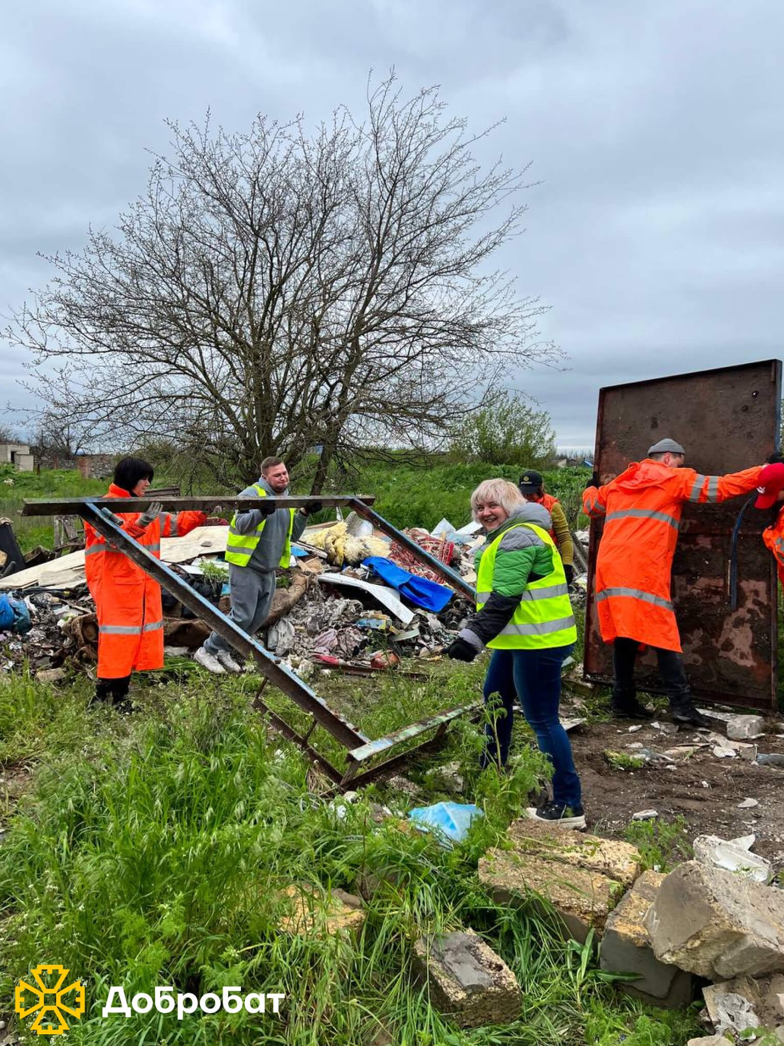 Близько 200 волонтерів впроваджували нагальне відновлення в шести регіонах країни: «Добробат» звітує про тиждень відбудови
