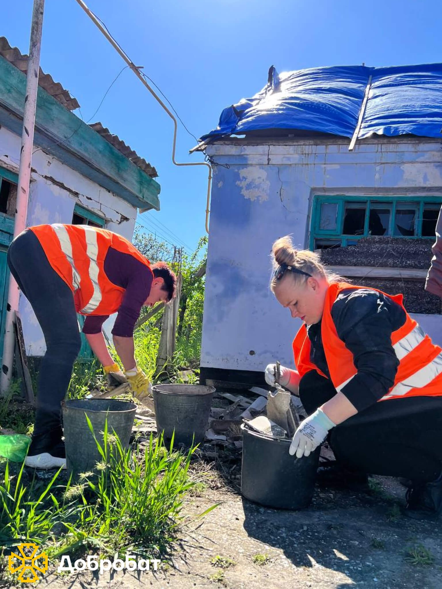 Близько 200 волонтерів впроваджували нагальне відновлення в шести регіонах країни: «Добробат» звітує про тиждень відбудови