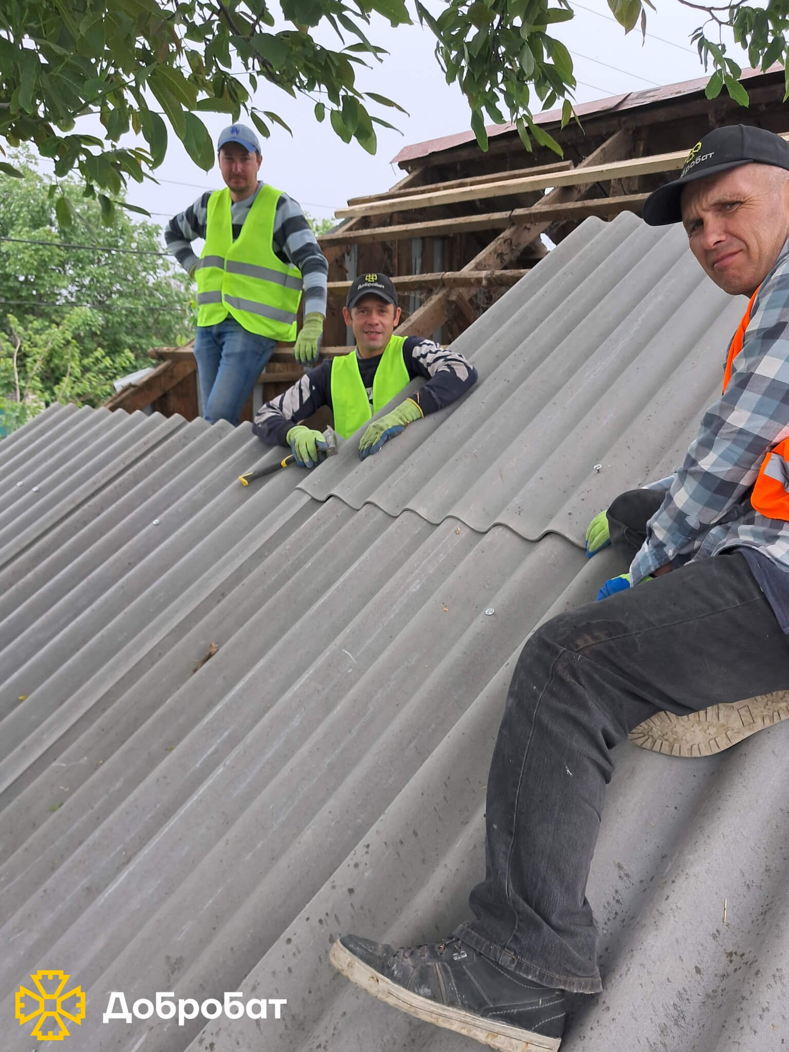 Стартували відбудову укриття дитсадочку та продовжили нагальне відновлення пошкоджених домівок: «Добробат» звітує про зроблене за тиждень