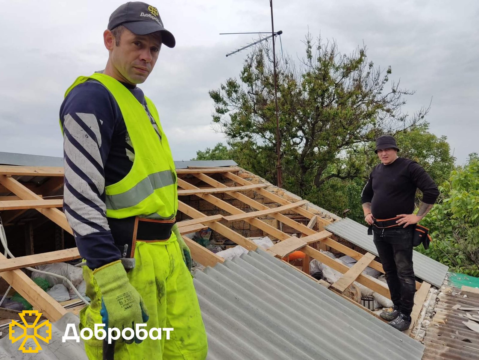 Стартували відбудову укриття дитсадочку та продовжили нагальне відновлення пошкоджених домівок: «Добробат» звітує про зроблене за тиждень