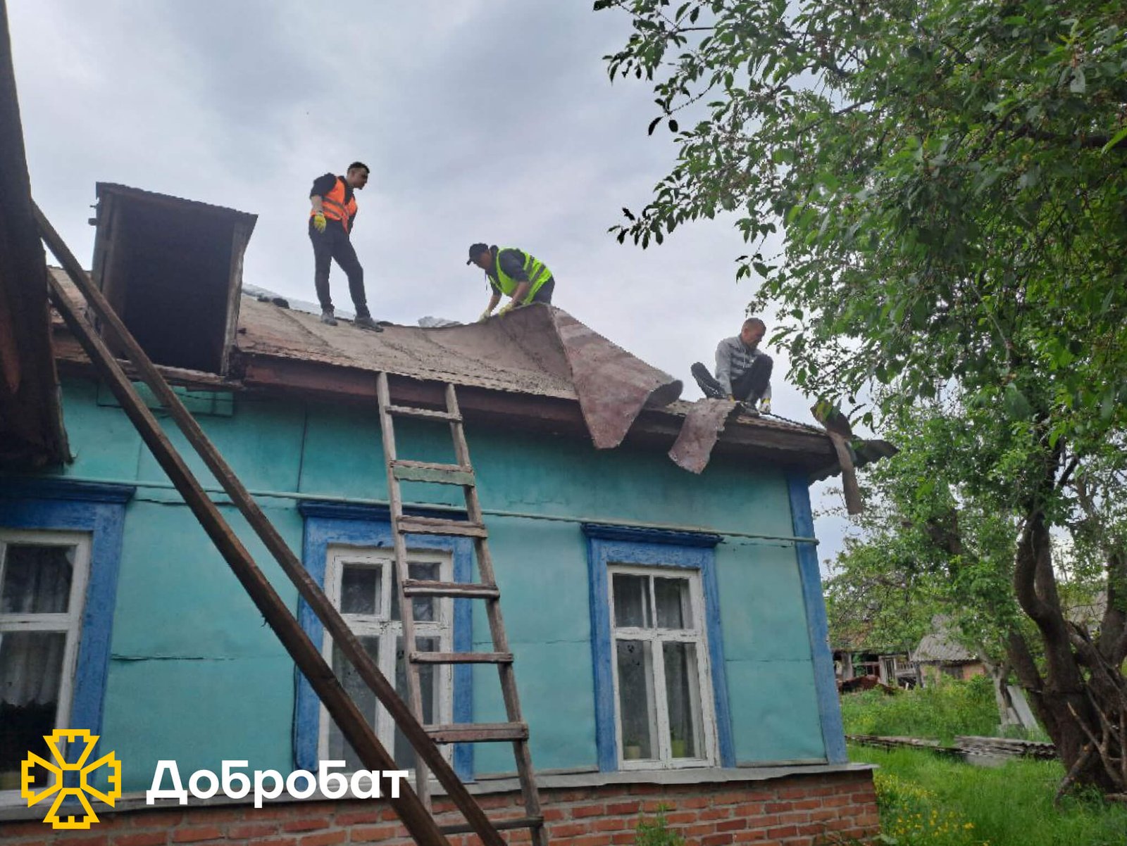 Стартували відбудову укриття дитсадочку та продовжили нагальне відновлення пошкоджених домівок: «Добробат» звітує про зроблене за тиждень
