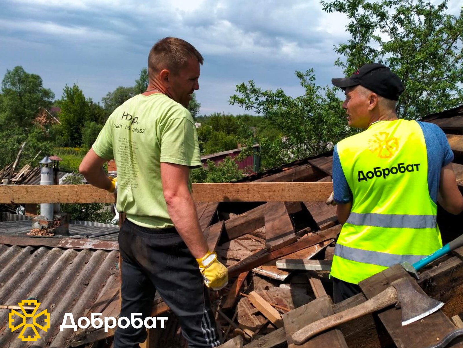 Стартували відбудову укриття дитсадочку та продовжили нагальне відновлення пошкоджених домівок: «Добробат» звітує про зроблене за тиждень