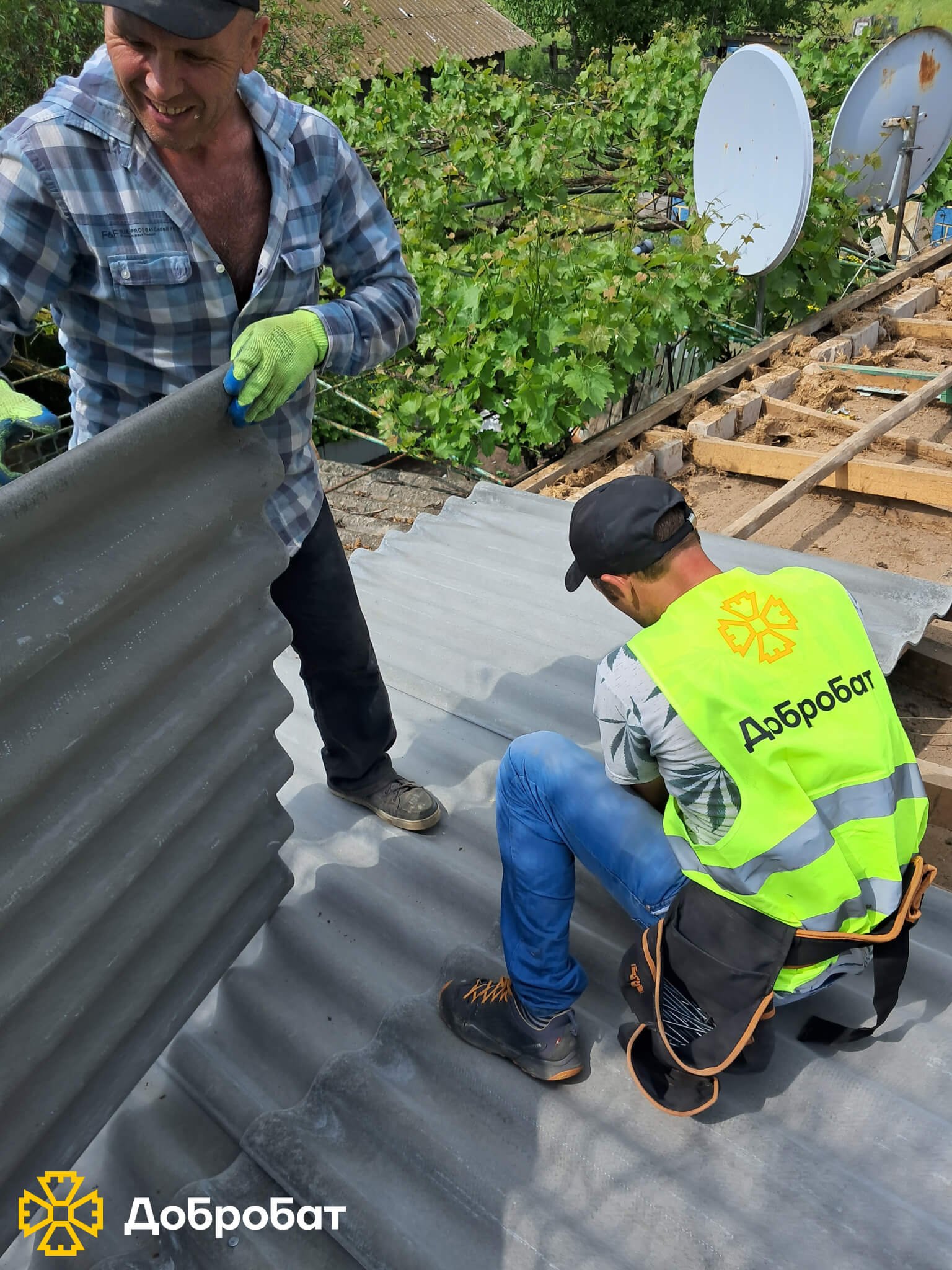 Стартували відбудову укриття дитсадочку та продовжили нагальне відновлення пошкоджених домівок: «Добробат» звітує про зроблене за тиждень