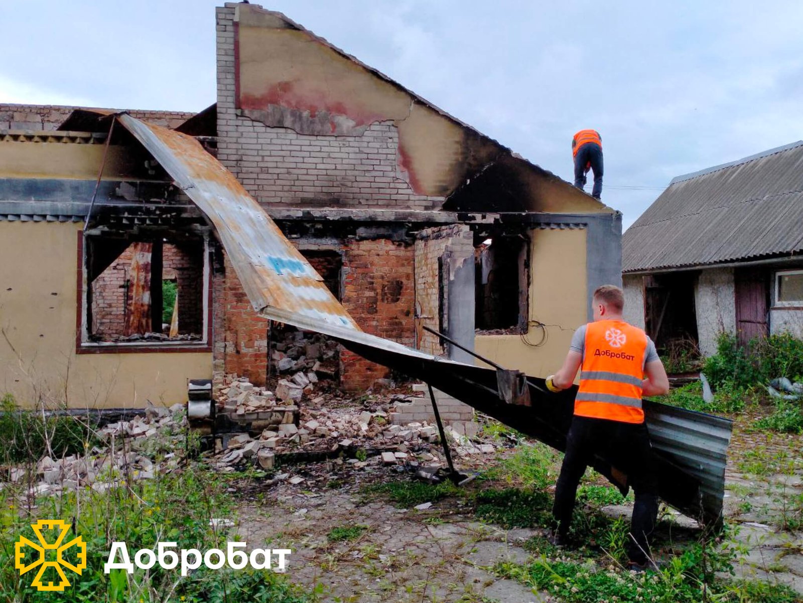 Стартували відбудову укриття дитсадочку та продовжили нагальне відновлення пошкоджених домівок: «Добробат» звітує про зроблене за тиждень