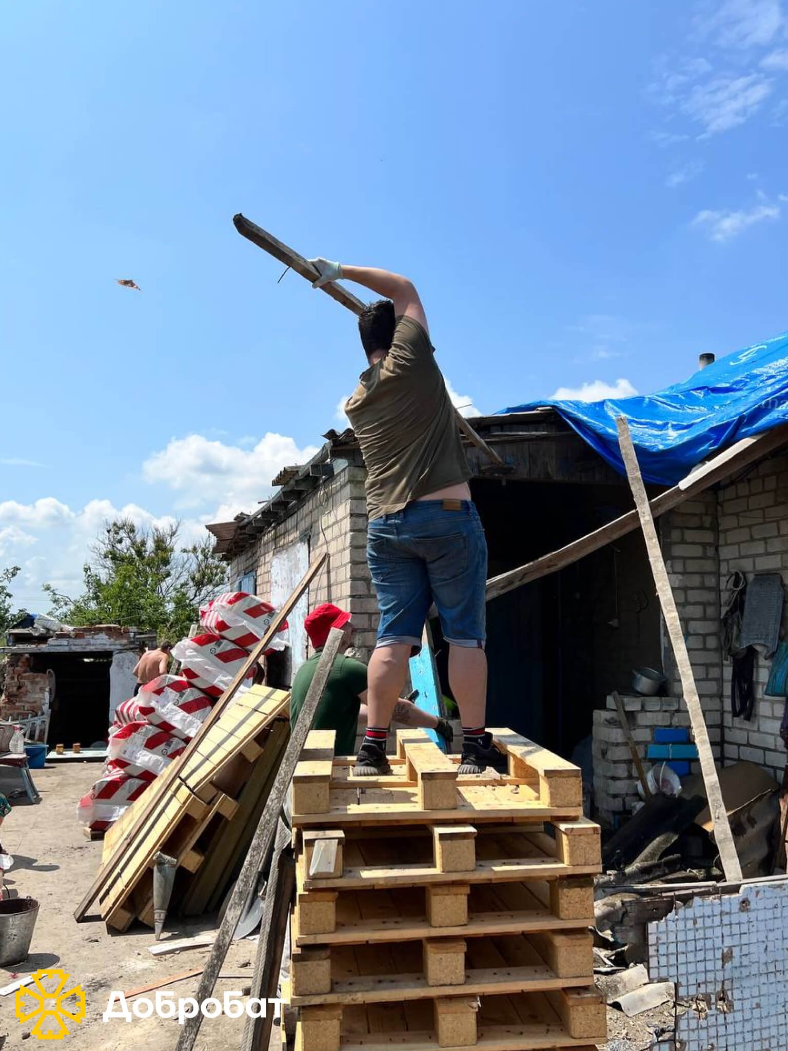 Стартували відбудову укриття дитсадочку та продовжили нагальне відновлення пошкоджених домівок: «Добробат» звітує про зроблене за тиждень