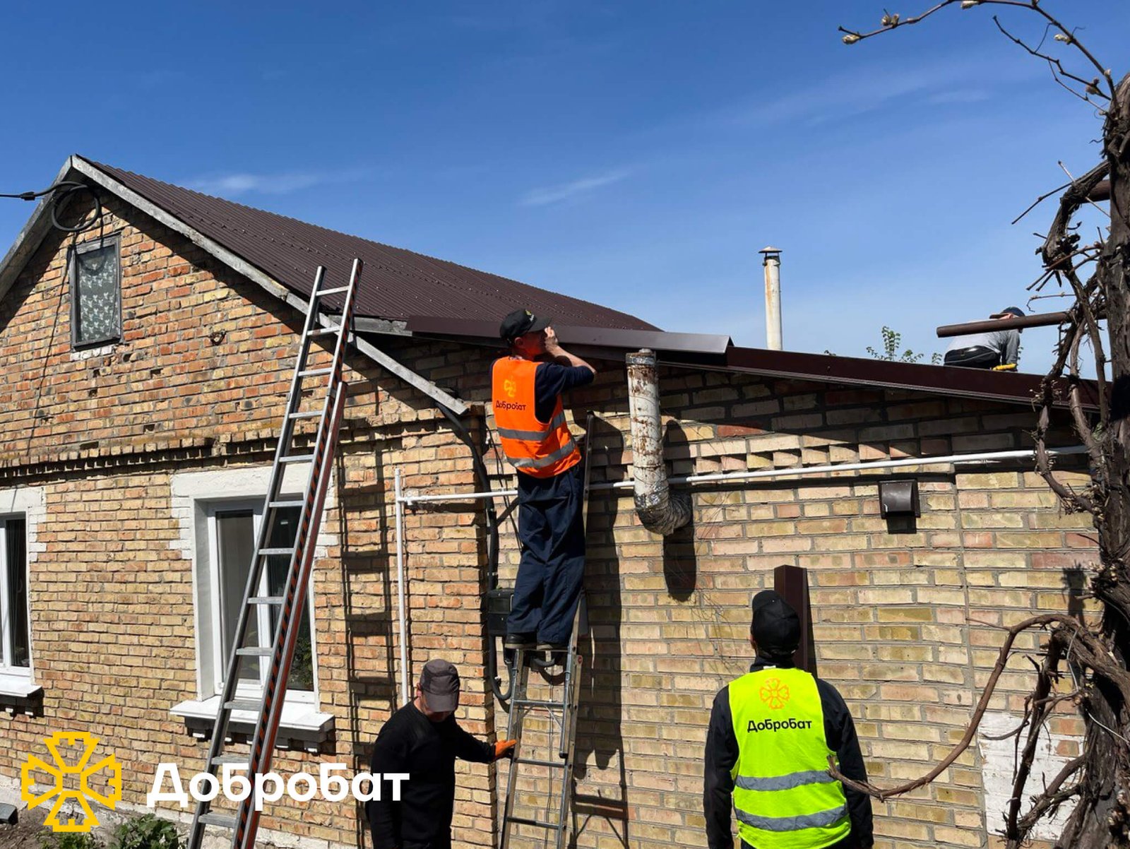 Близько 200 волонтерів впроваджували нагальне відновлення в шести регіонах країни: «Добробат» звітує про тиждень відбудови