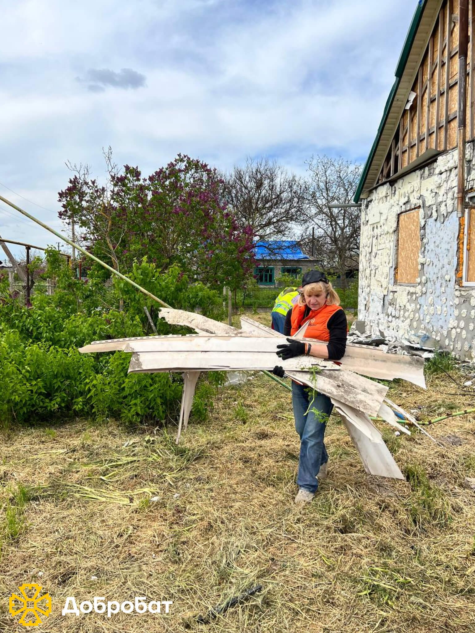 Близько 200 волонтерів впроваджували нагальне відновлення в шести регіонах країни: «Добробат» звітує про тиждень відбудови