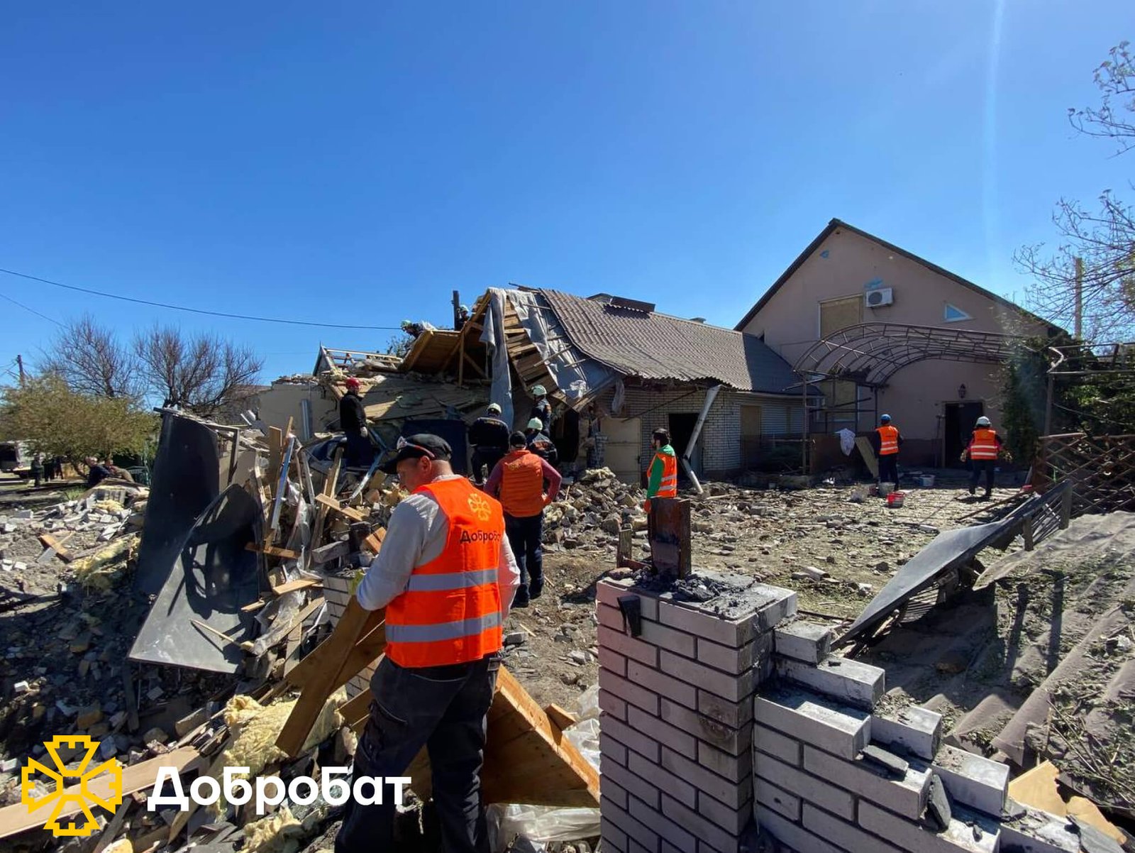 Близько 200 волонтерів впроваджували нагальне відновлення в шести регіонах країни: «Добробат» звітує про тиждень відбудови