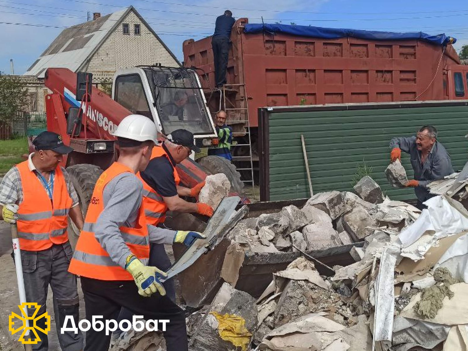Близько 200 волонтерів впроваджували нагальне відновлення в шести регіонах країни: «Добробат» звітує про тиждень відбудови