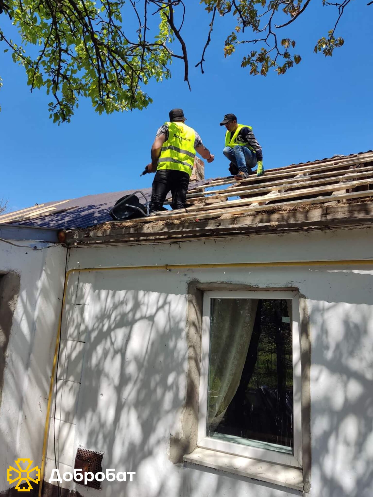 Близько 200 волонтерів впроваджували нагальне відновлення в шести регіонах країни: «Добробат» звітує про тиждень відбудови