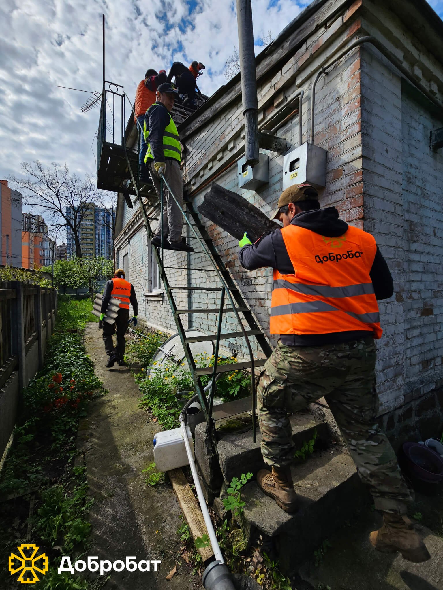 Близько 200 волонтерів впроваджували нагальне відновлення в шести регіонах країни: «Добробат» звітує про тиждень відбудови