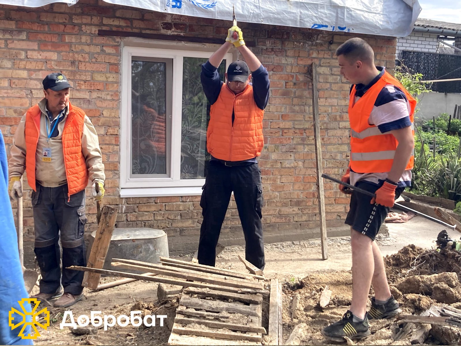 Розчищали завали, ладнали покрівлі та відбудовували нові стіни домівок: про тиждень відбудови в «Добробаті»