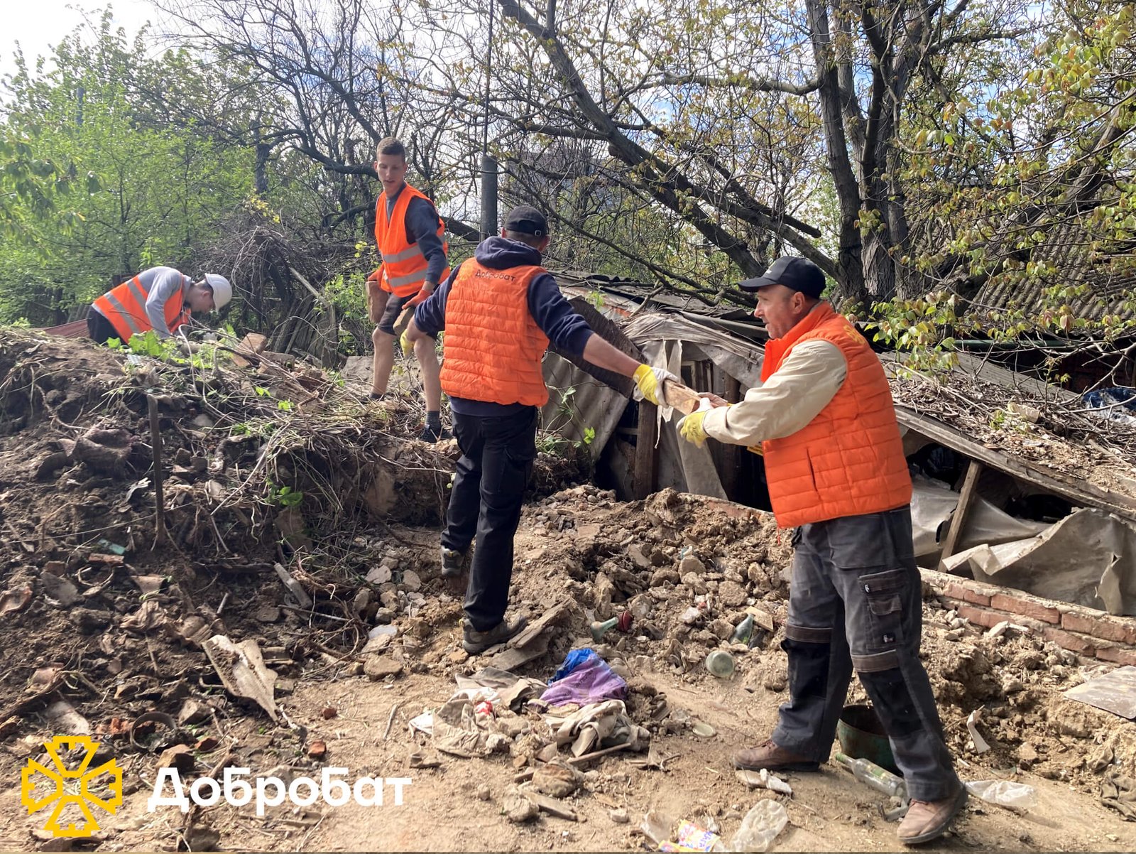 Розчищали завали, ладнали покрівлі та відбудовували нові стіни домівок: про тиждень відбудови в «Добробаті»