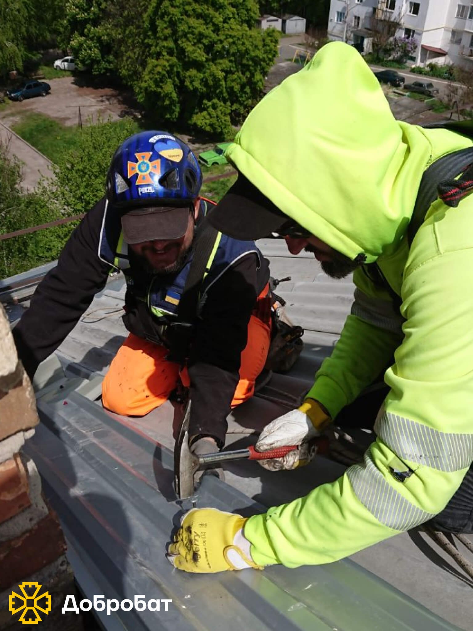 Розчищали завали, ладнали покрівлі та відбудовували нові стіни домівок: про тиждень відбудови в «Добробаті»