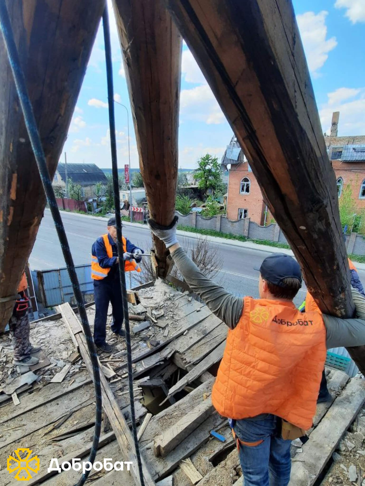 Розчищали завали, ладнали покрівлі та відбудовували нові стіни домівок: про тиждень відбудови в «Добробаті»