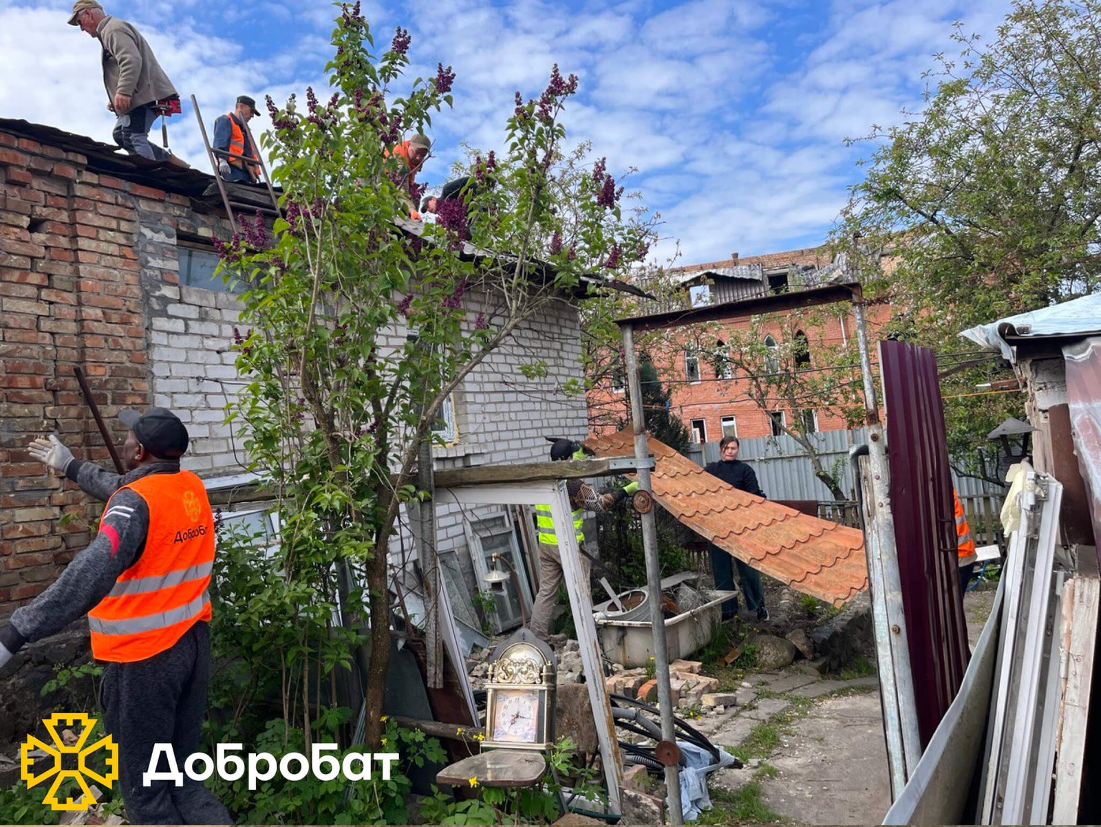 Розчищали завали, ладнали покрівлі та відбудовували нові стіни домівок: про тиждень відбудови в «Добробаті»