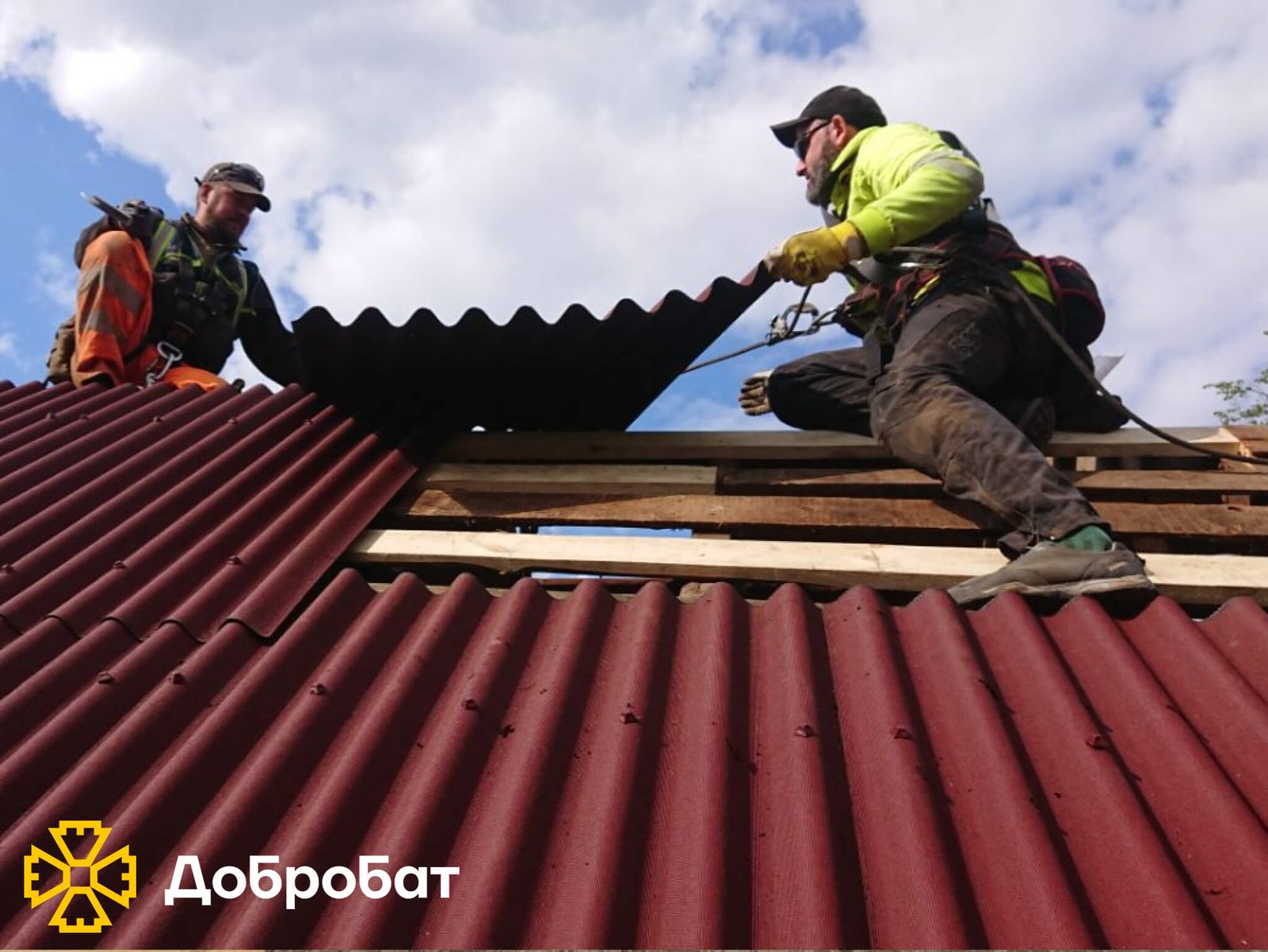 Розчищали завали, ладнали покрівлі та відбудовували нові стіни домівок: про тиждень відбудови в «Добробаті»