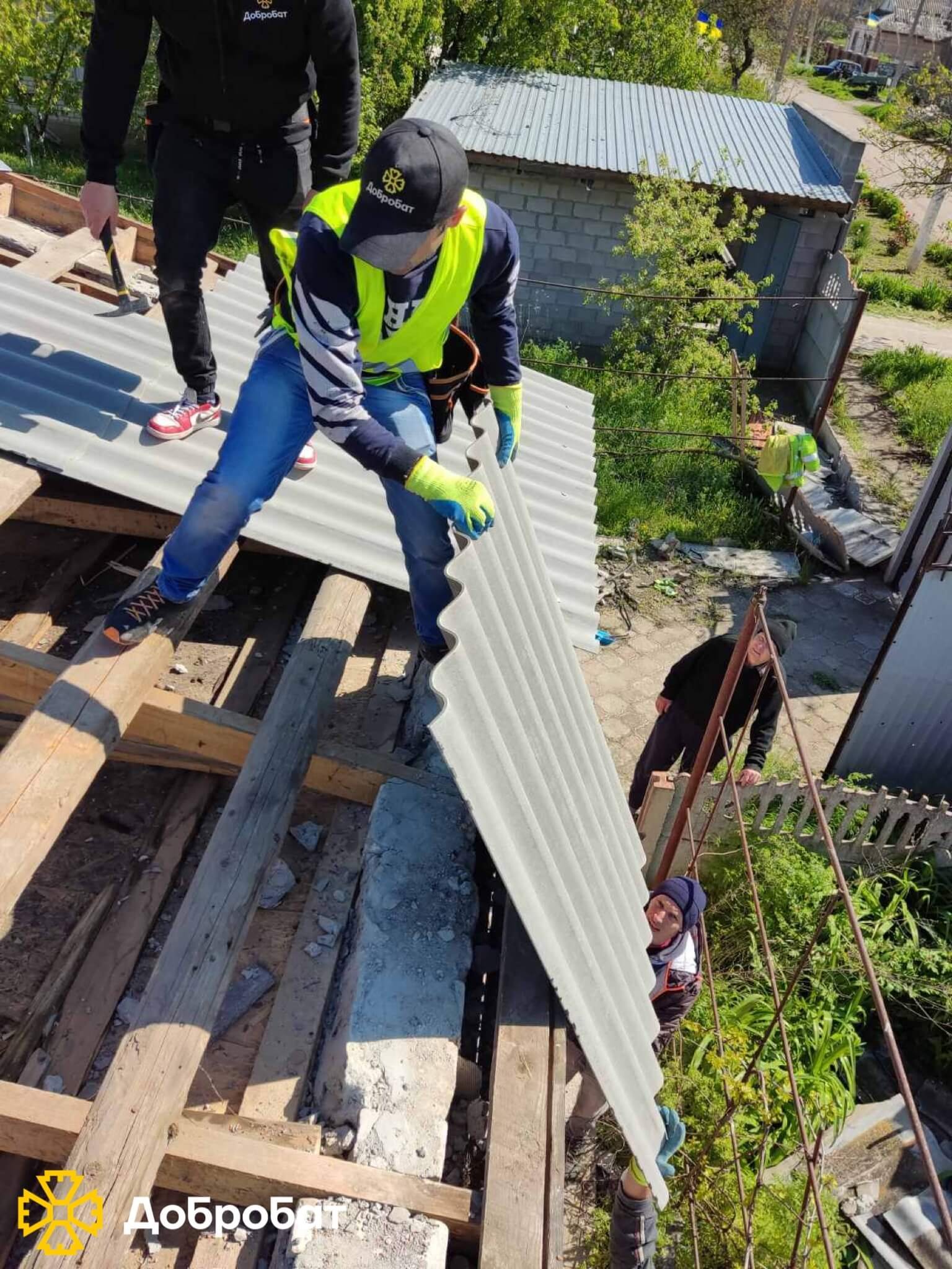 Близько 200 волонтерів впроваджували нагальне відновлення в шести регіонах країни: «Добробат» звітує про тиждень відбудови