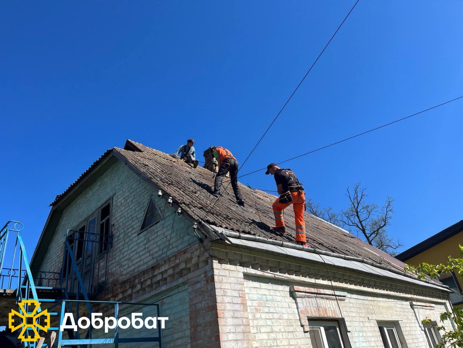 Близько 200 волонтерів впроваджували нагальне відновлення в шести регіонах країни: «Добробат» звітує про тиждень відбудови