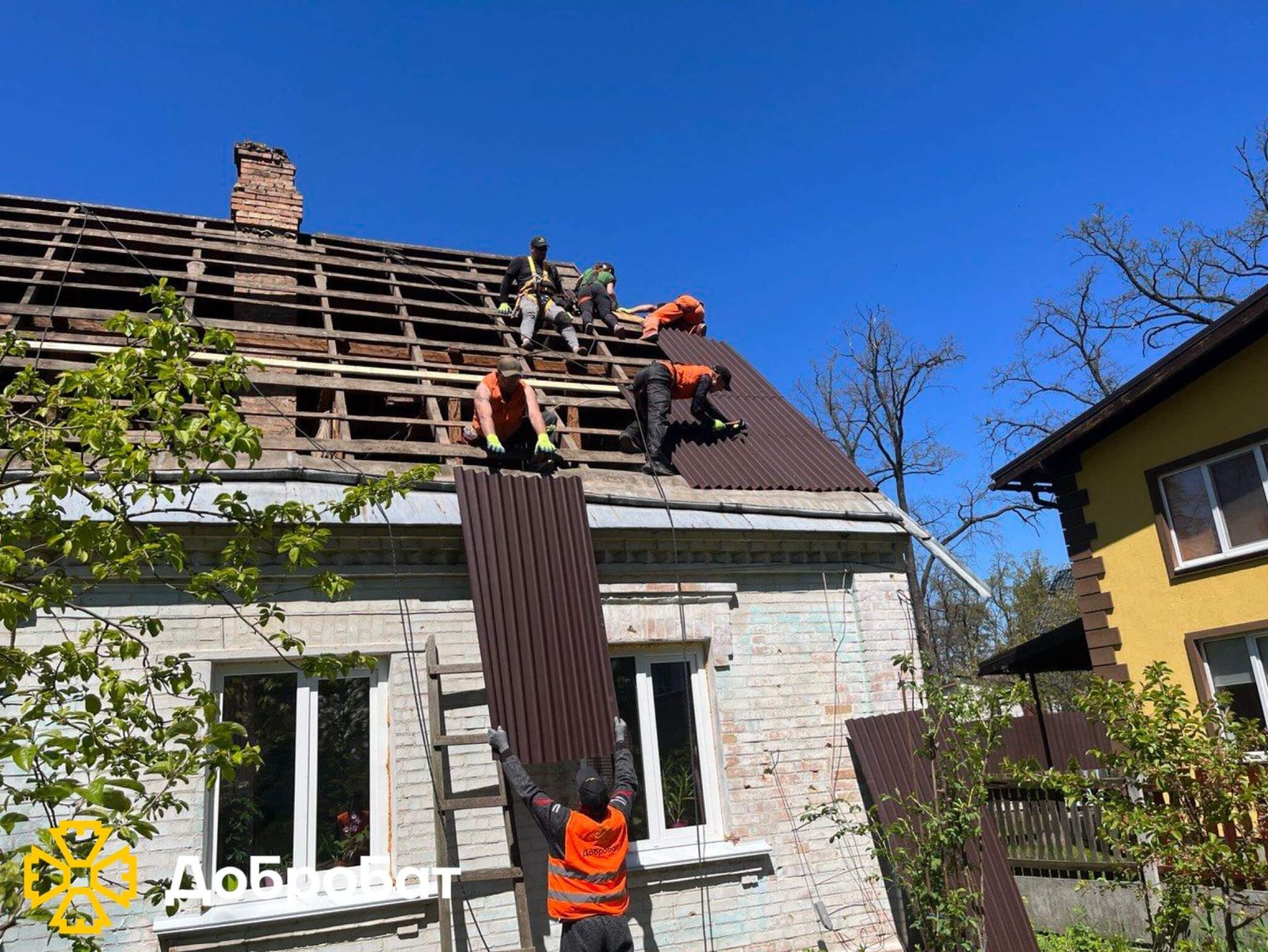 Близько 200 волонтерів впроваджували нагальне відновлення в шести регіонах країни: «Добробат» звітує про тиждень відбудови