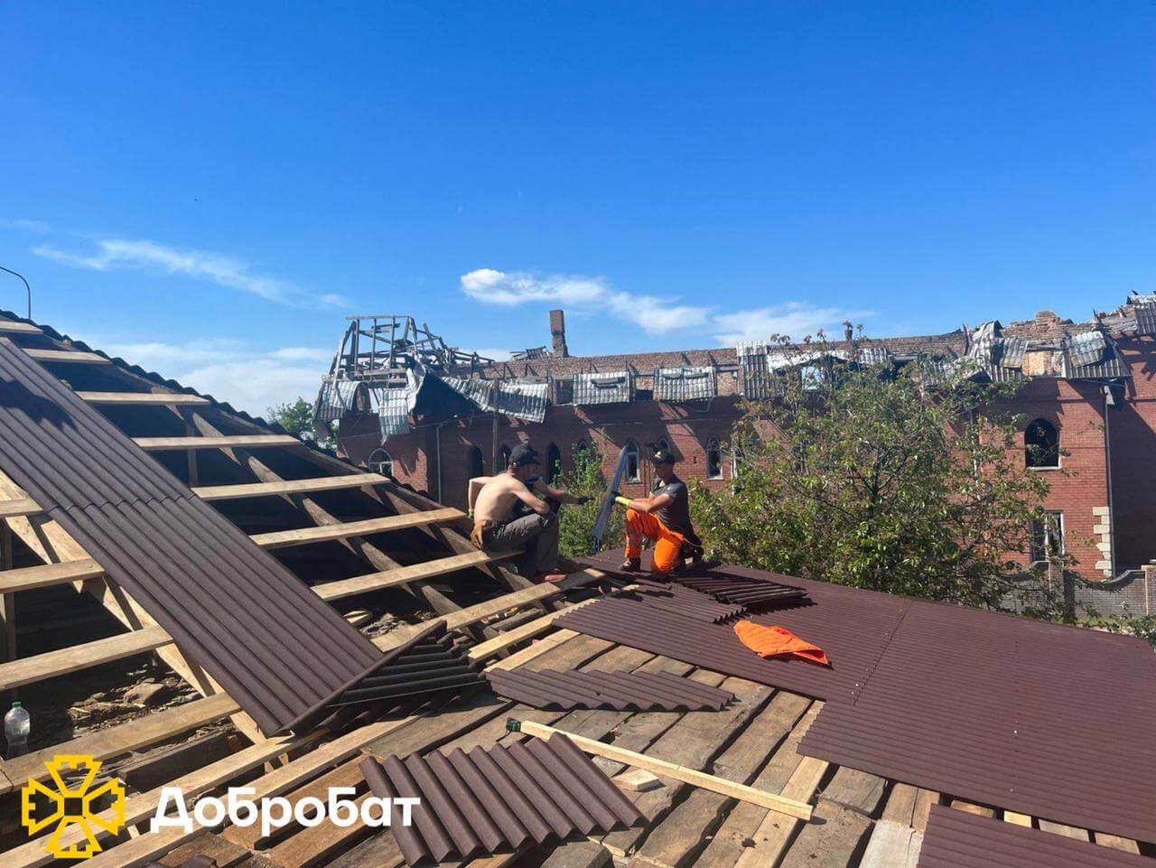 Розчищали завали, ладнали покрівлі та відбудовували нові стіни домівок: про тиждень відбудови в «Добробаті»