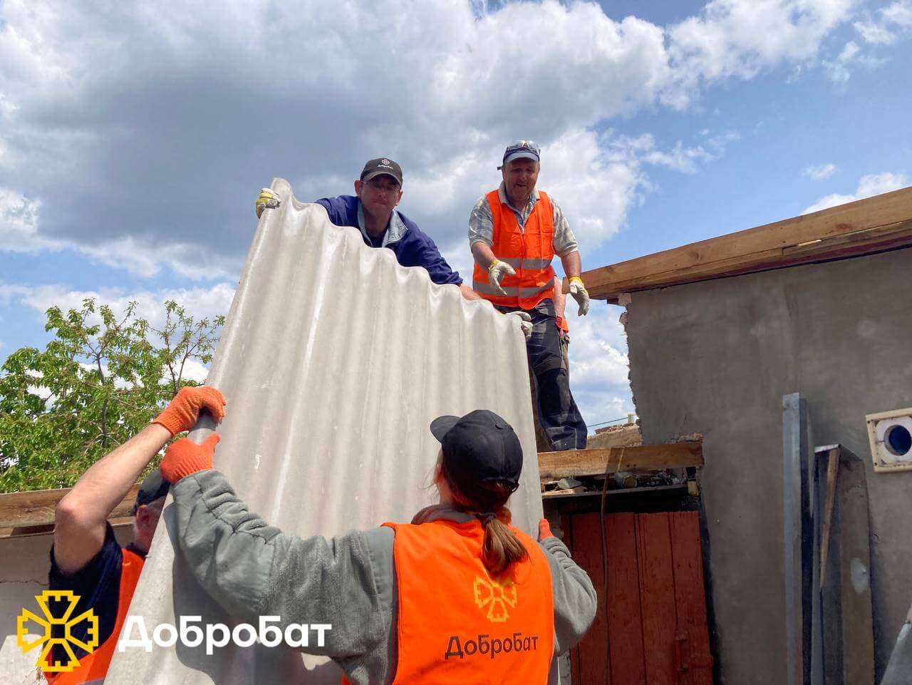 Розчищали завали, ладнали покрівлі та відбудовували нові стіни домівок: про тиждень відбудови в «Добробаті»