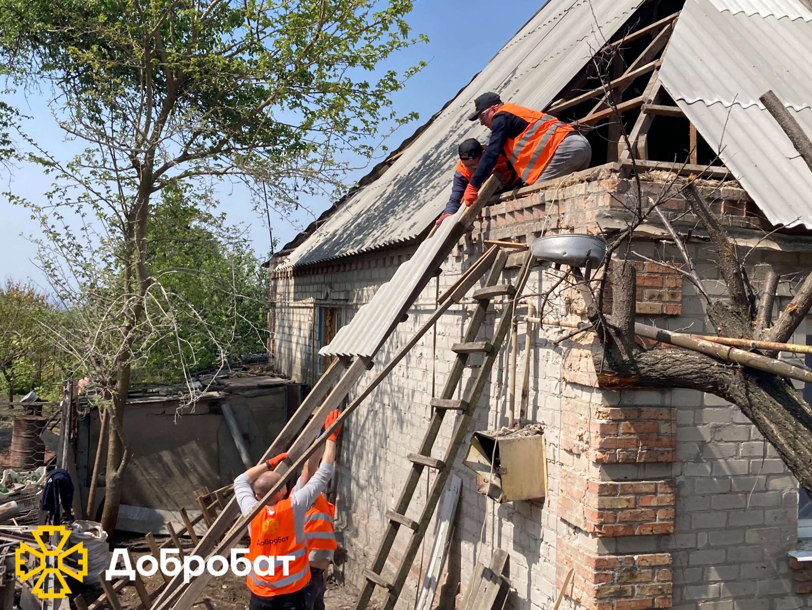 Розчищали завали, ладнали покрівлі та відбудовували нові стіни домівок: про тиждень відбудови в «Добробаті»