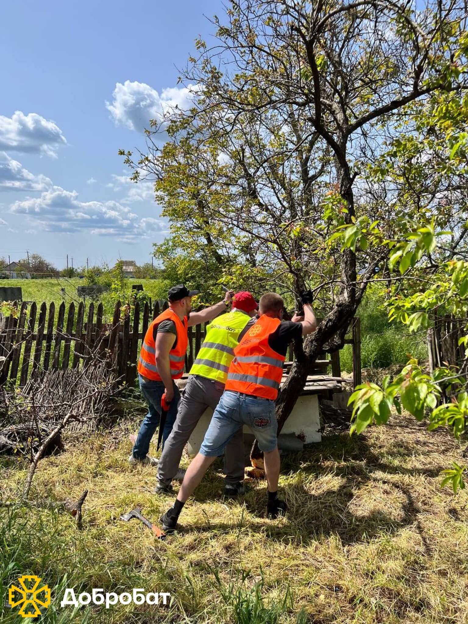 Розчищали завали, ладнали покрівлі та відбудовували нові стіни домівок: про тиждень відбудови в «Добробаті»