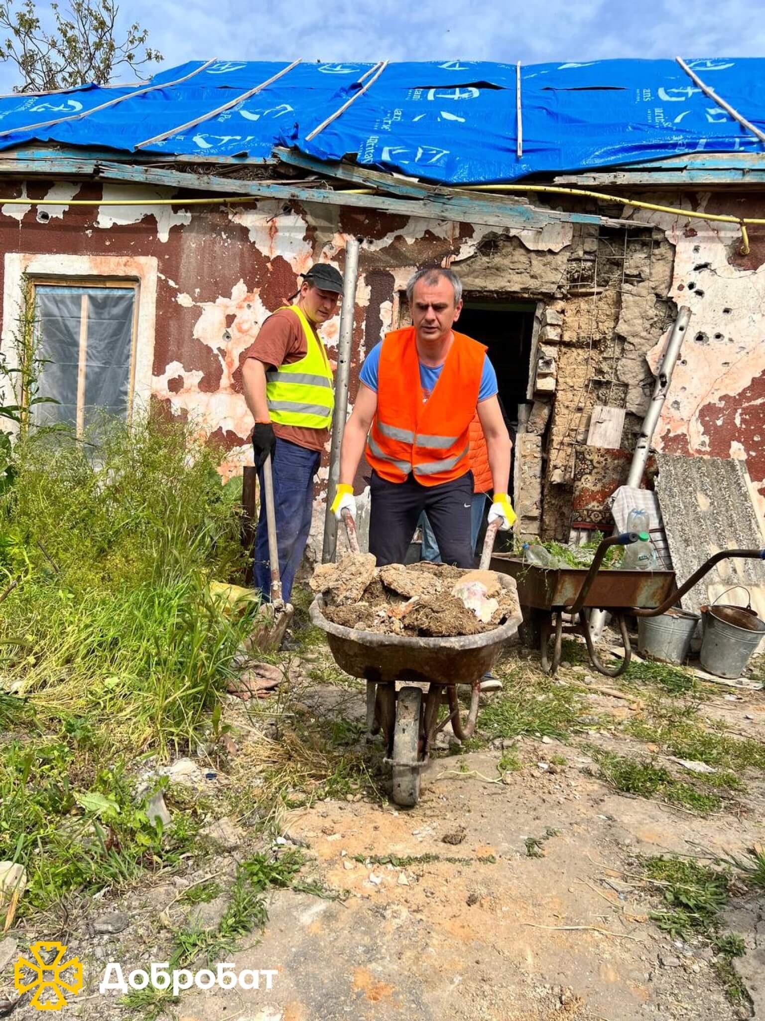 Розчищали завали, ладнали покрівлі та відбудовували нові стіни домівок: про тиждень відбудови в «Добробаті»