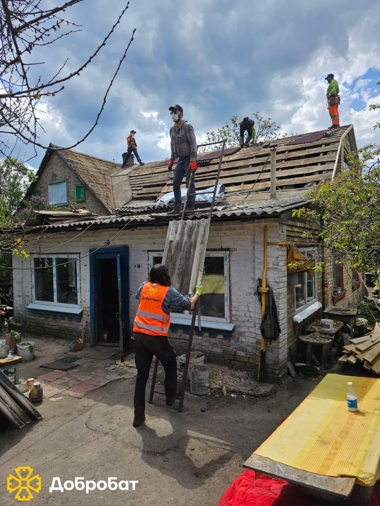 Стартували відбудову укриття дитсадочку та продовжили нагальне відновлення пошкоджених домівок: «Добробат» звітує про зроблене за тиждень