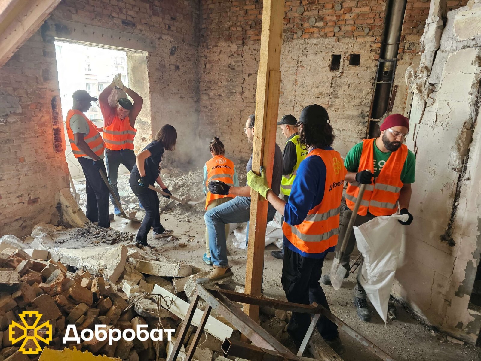 Стартували відбудову укриття дитсадочку та продовжили нагальне відновлення пошкоджених домівок: «Добробат» звітує про зроблене за тиждень