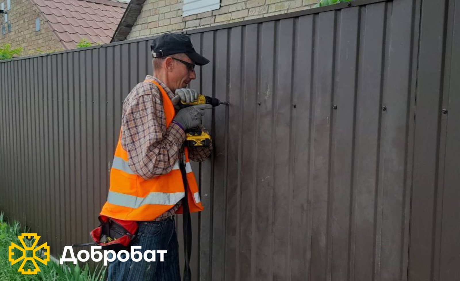 Стартували відбудову укриття дитсадочку та продовжили нагальне відновлення пошкоджених домівок: «Добробат» звітує про зроблене за тиждень