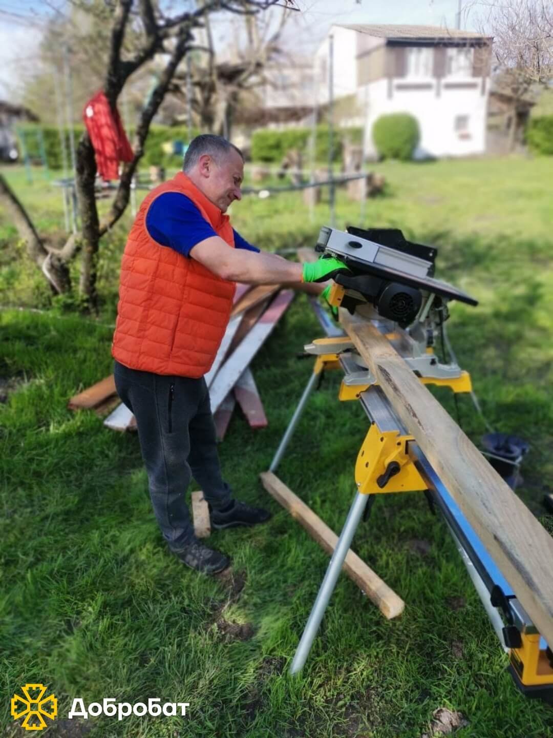 Розчищали завали, ладнали покрівлі та відбудовували нові стіни домівок: про тиждень відбудови в «Добробаті»
