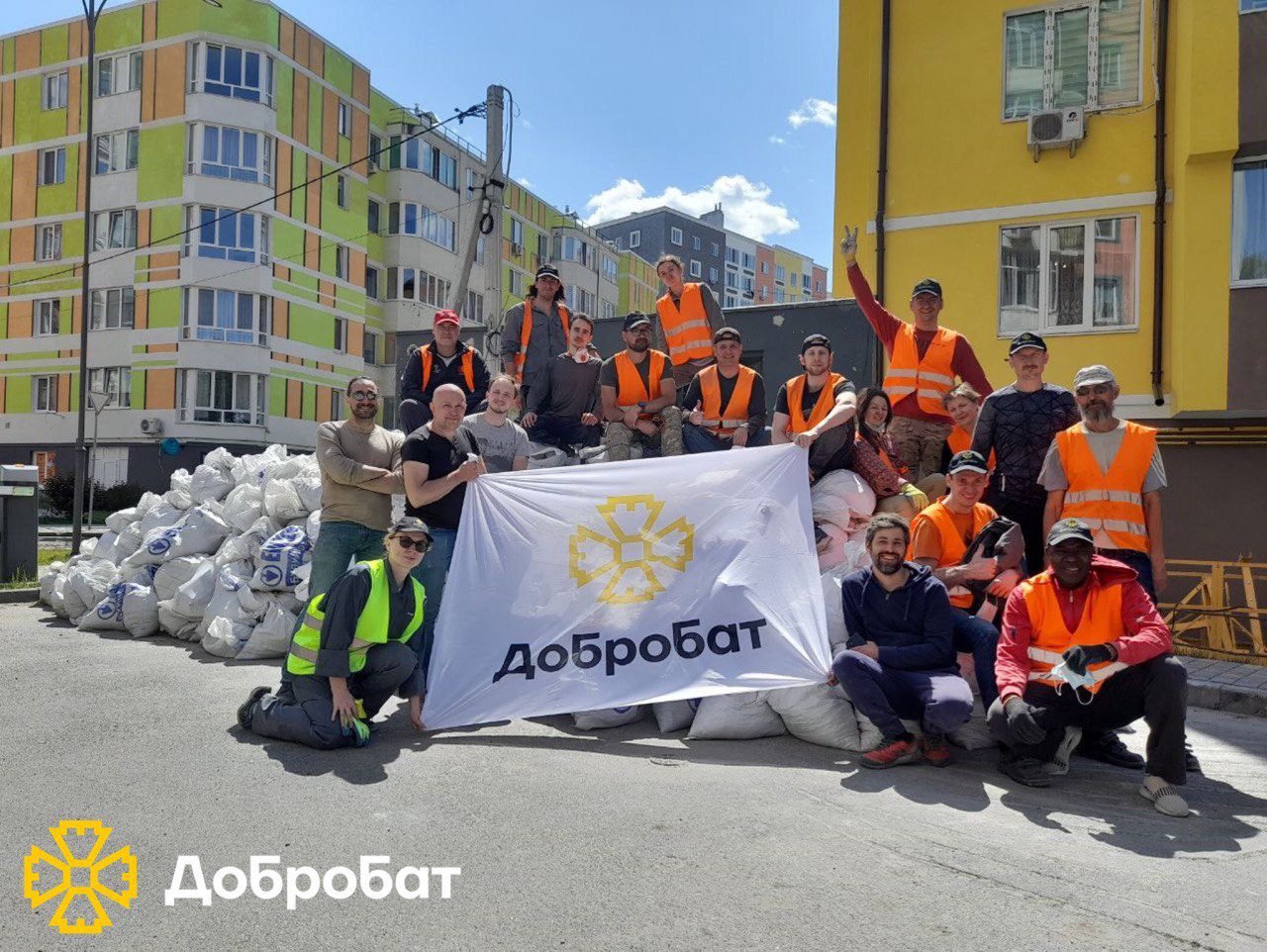 Близько 140 волонтерів долучилися до нагальної відбудови в семи регіонах країни: «Добробат» звітує про тиждень, що минув